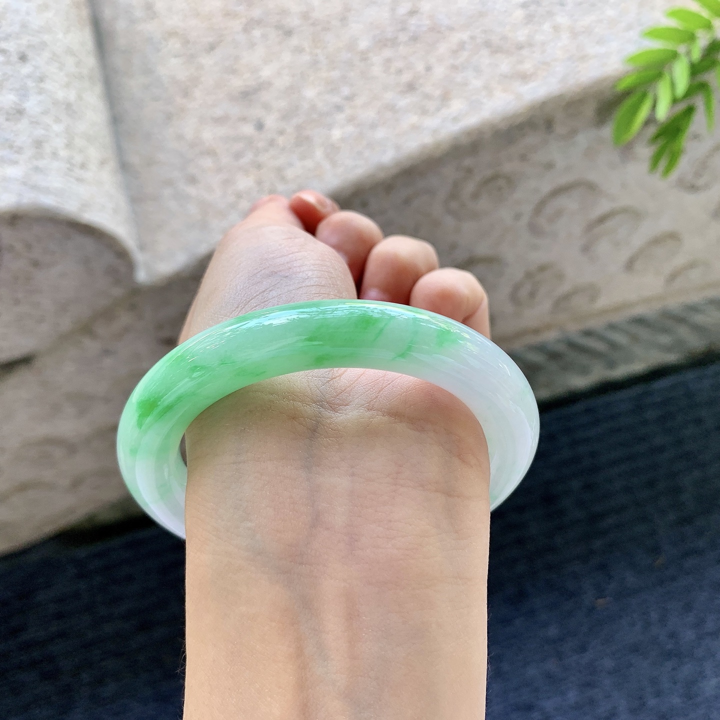 圆条55 56，圈口56/10.4/10.7，编码A3090201，细糯飘阳绿，水润，种老，细腻，无裂。