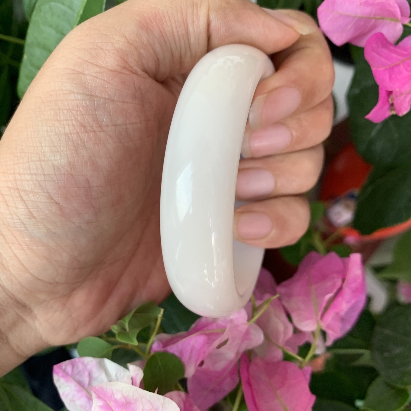 和田玉62圈口羊脂白宽版手镯，镯型古朴典雅。在诗情画意的雨巷相遇，你是我腕间的一抹风情，有你眸有深情.清风荡漾湖间静水，我愿俯身低眉，在烟波涟漪处寻