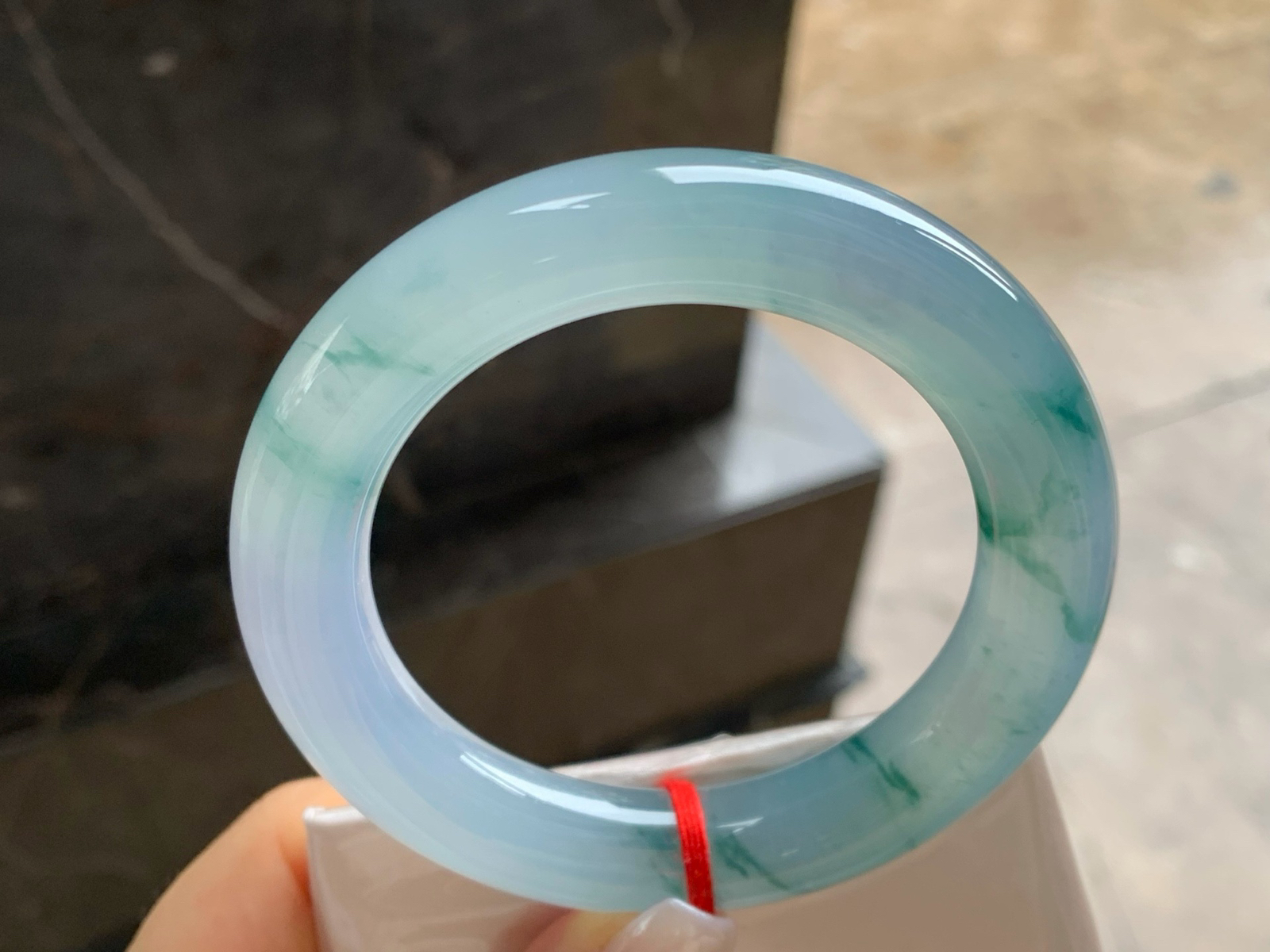 56-12.8
冰种飘花圆条手镯^_^
