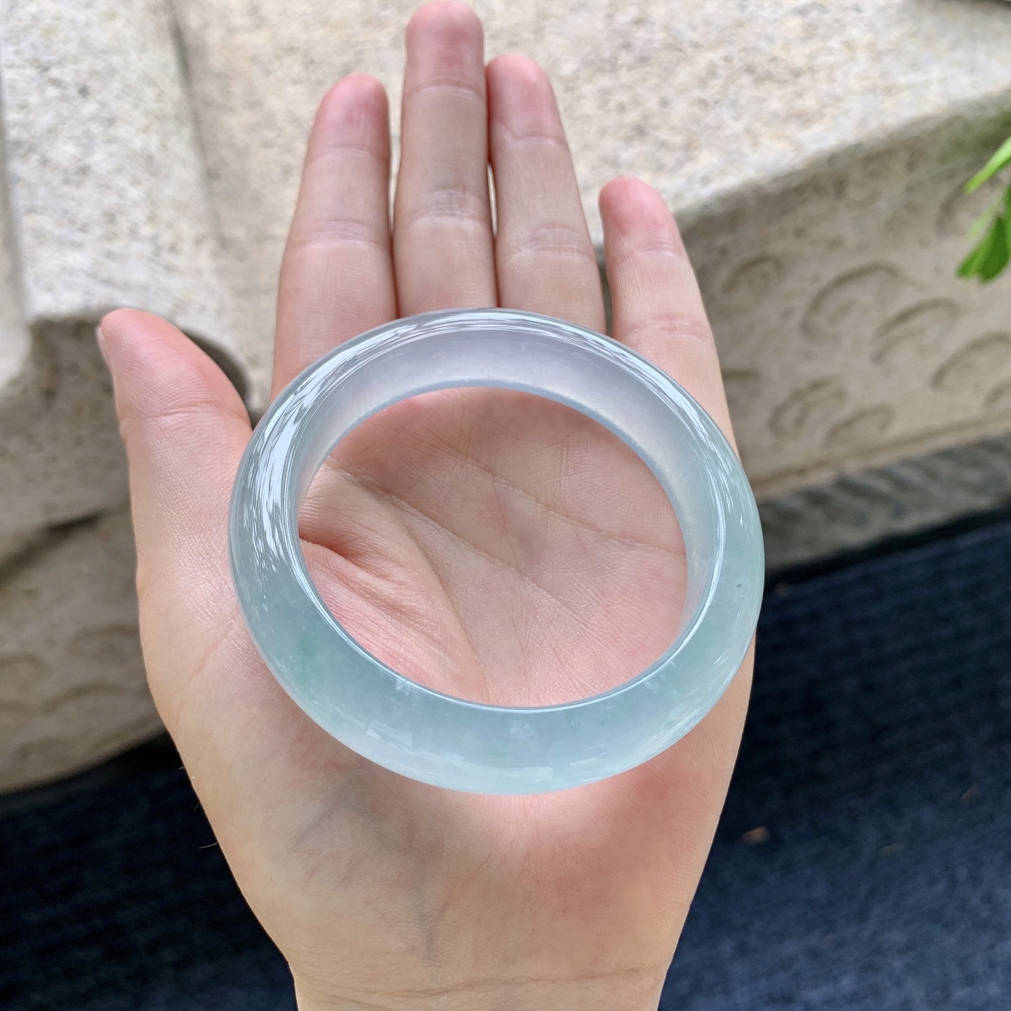 正圈50 51，圈口51.7/12.5/8.4，编码HC090230，冰晴蓝，清透，水润，种老，细腻，无裂。