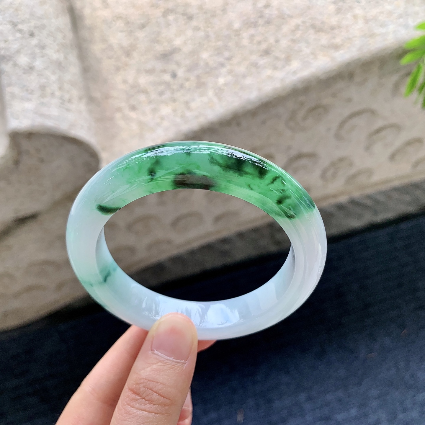 正圈55 56，圈口56.6/12.3/9.4，编码WW090223，糯冰飘辣绿，水润，种老，细腻，无裂。