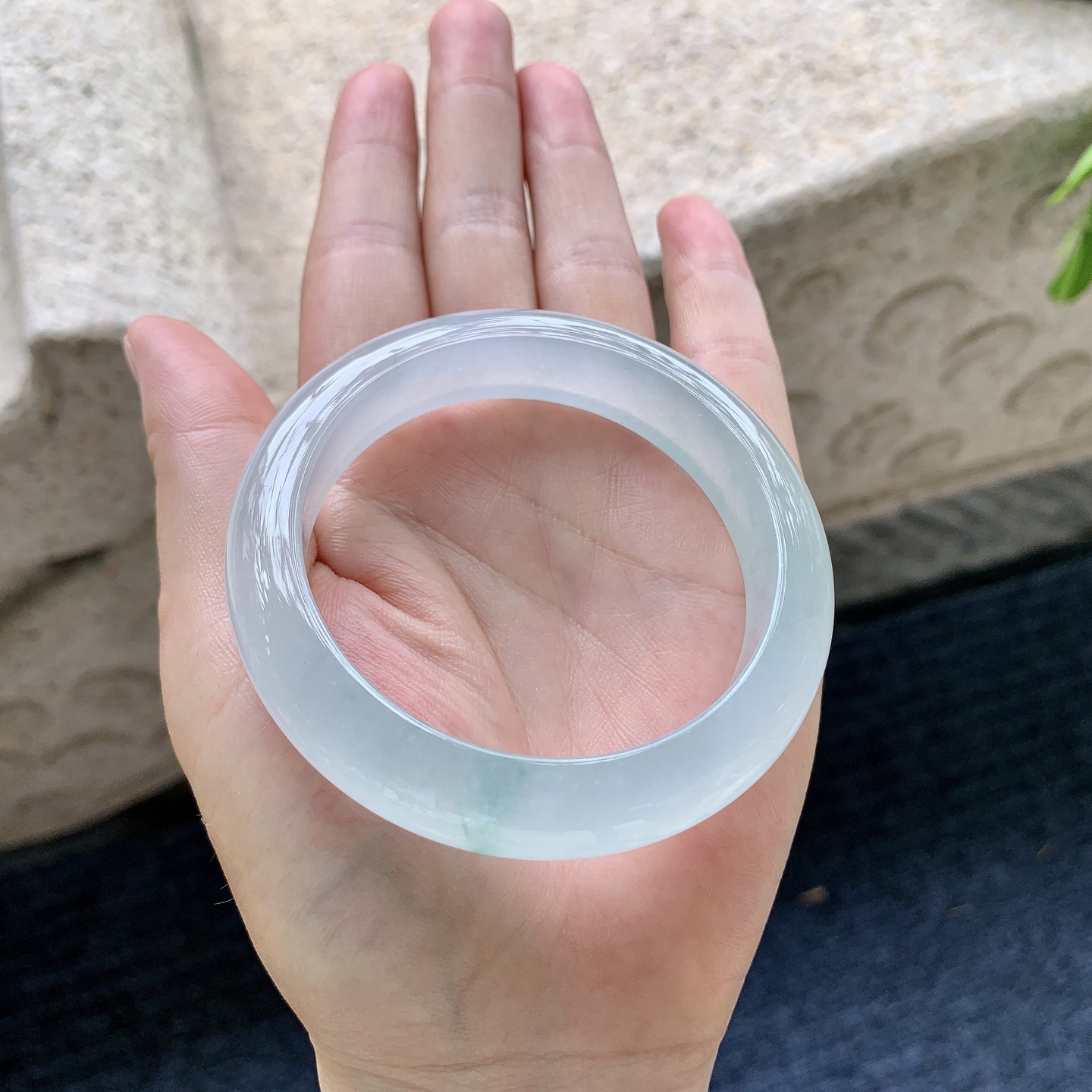 正圈53 54，圈口54.5/12.3/8.6，编码HC090224，冰飘绿，清透，水润，种老，细腻，无裂。