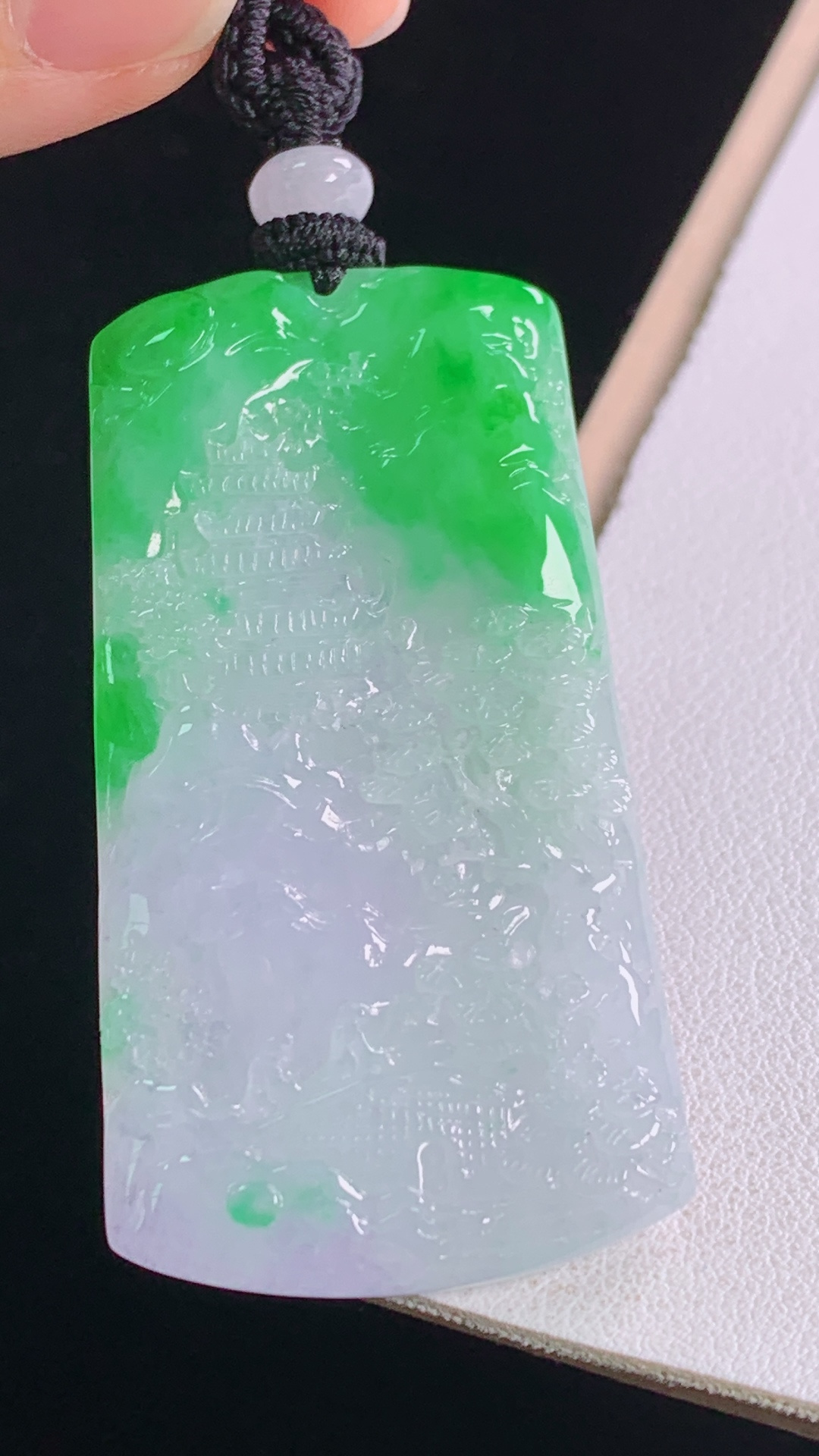 ️春彩山水牌，色泽丰富，雕工精湛，无裂，尺寸:54.1-29.4-4.8mm