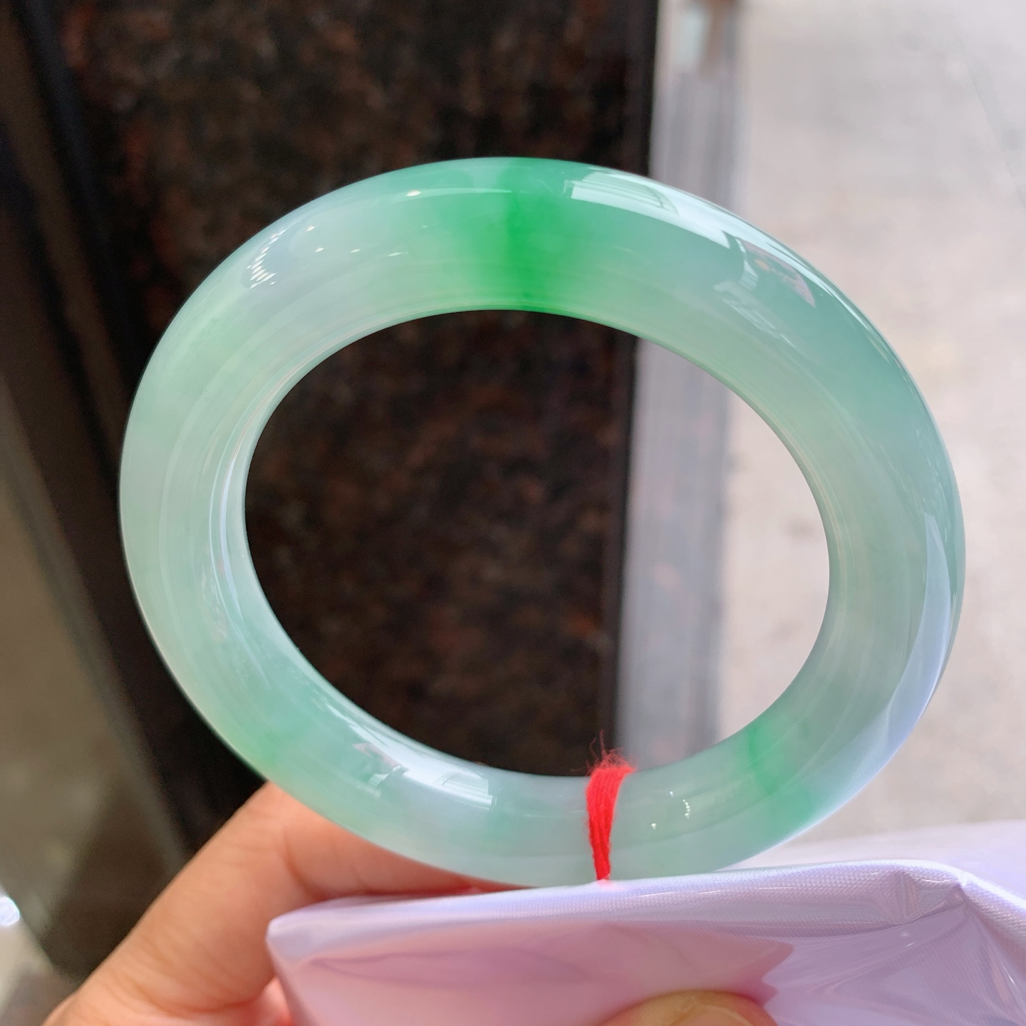 圆条冰飘绿，有一颗黑点，尺寸：57.3/12，冰润