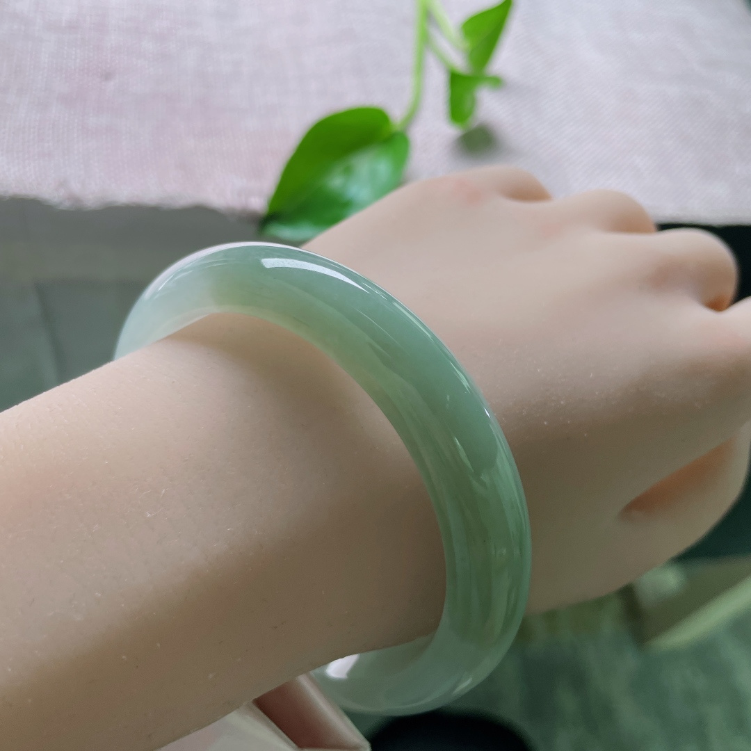 浅油绿正圈，油润有光泽，种老，一镯两镜，古色古香，无裂，ss55431a
