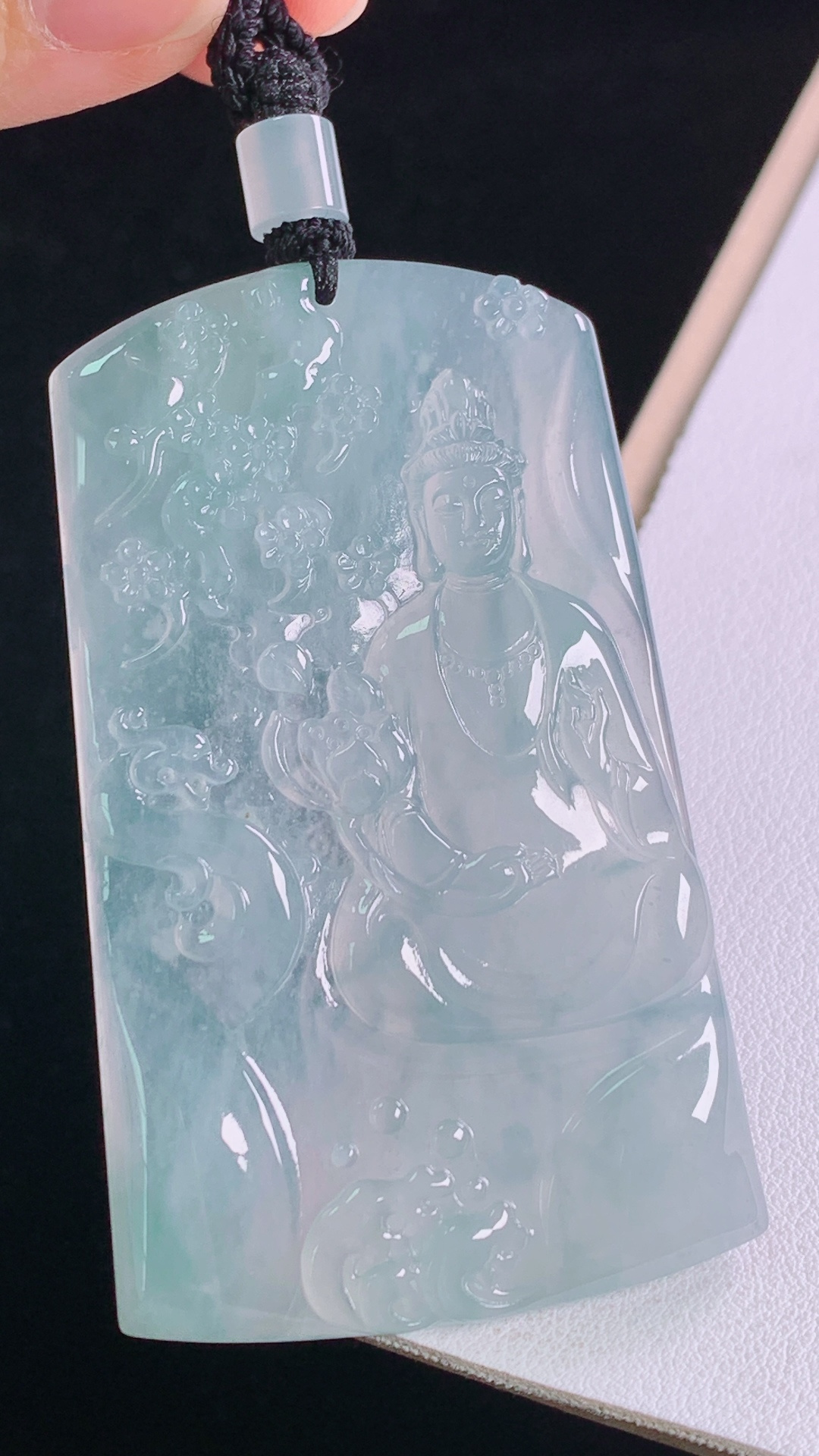 高冰大势至菩萨，种水，清透起光，无裂，尺寸:66.9-40.7-5.2mm