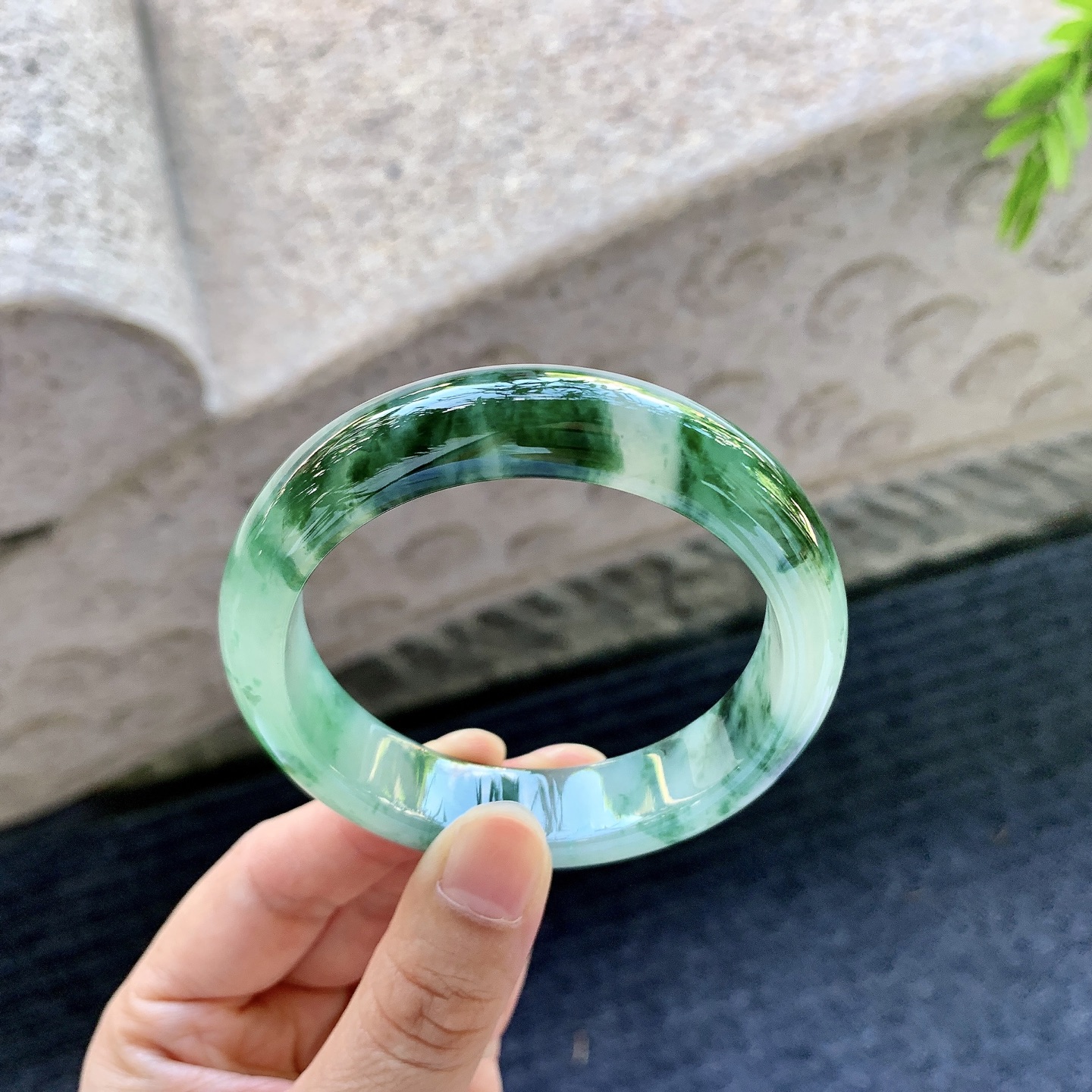 正圈53 54，圈口54.6/13.4/8.2，编码Q5090211，冰糯绿花，水润，种老，细腻，打灯有纹线。