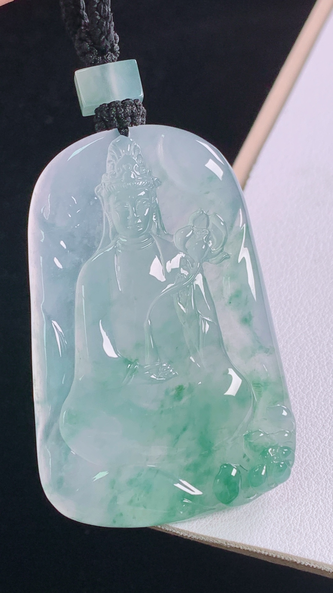 冰飘花大势至观音，花色灵动，清爽通透，无裂，尺寸:60.3-39.7-6.1mm