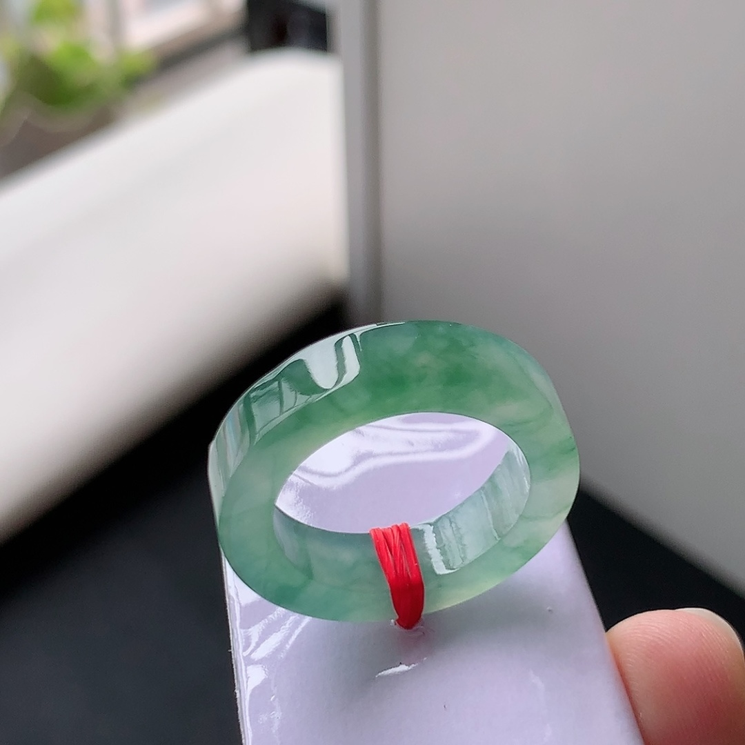 ️冰飘花戒圈 翠色清新，种老底子细腻，佩戴简单大方货号11831，26.0-5.7-3.8