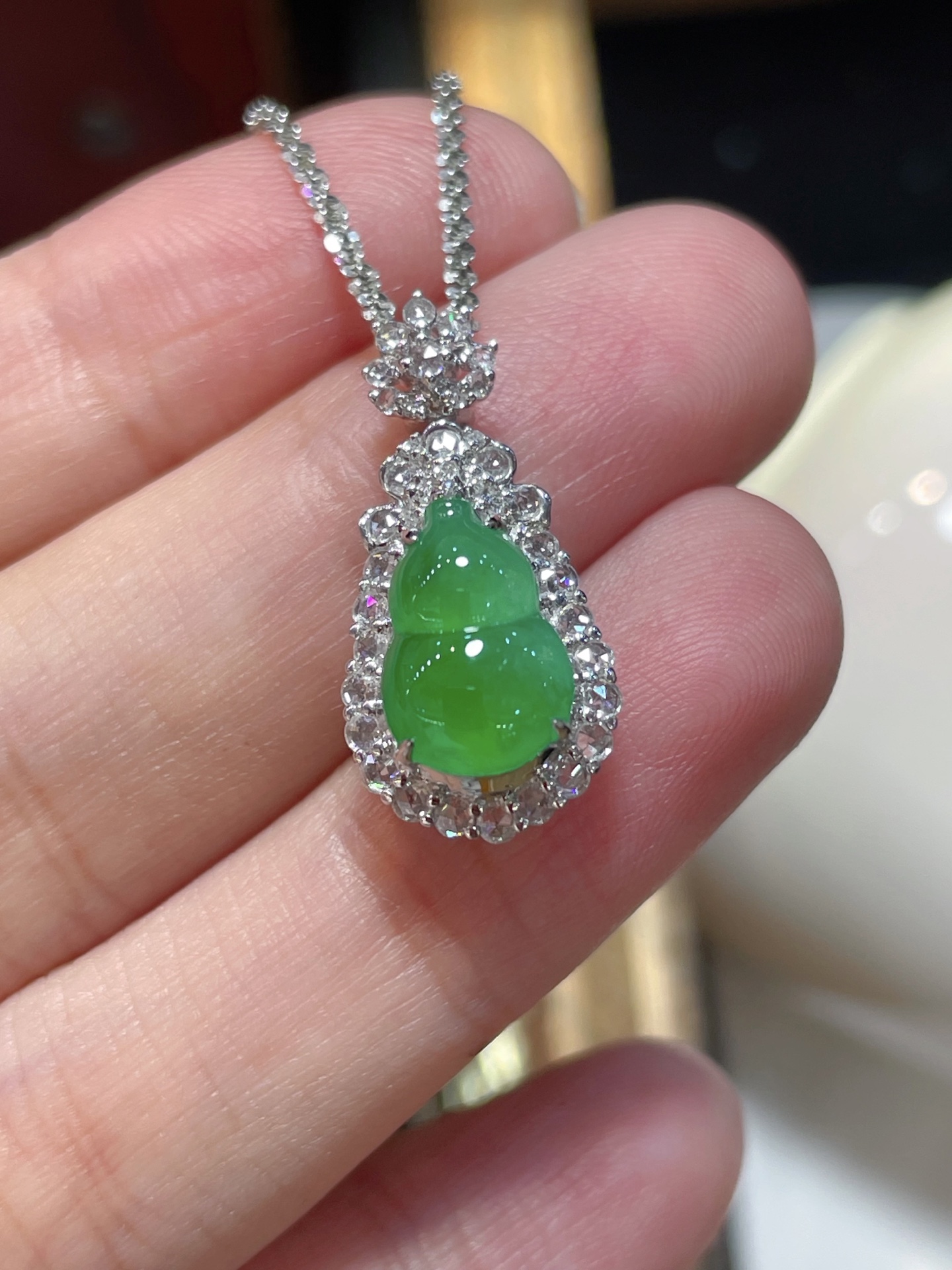 阳绿翡翠葫芦吊坠,满色，料子水润通透，种老起光。18k金镶嵌，非常时尚好看，11.3-7.7-2.6
