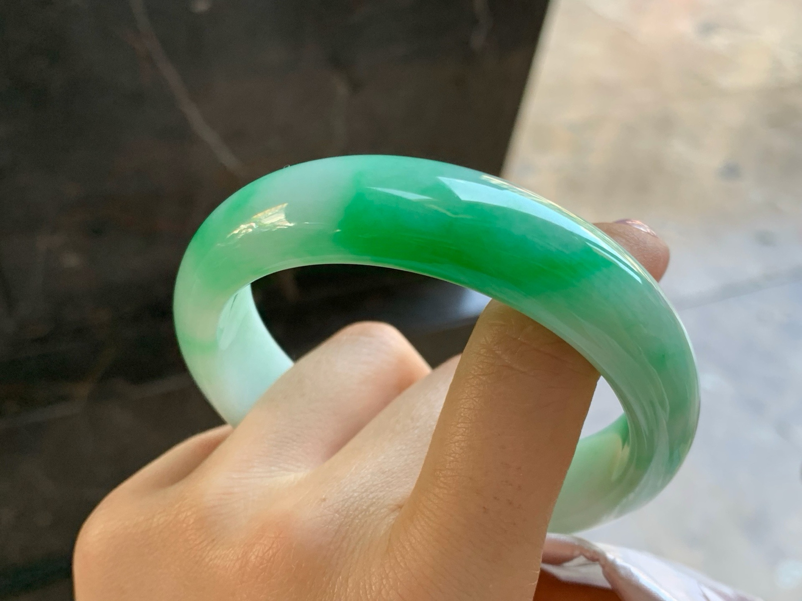60.5-16.2-8.5
带色大圈口手镯^_^底子细腻 绿色浓郁