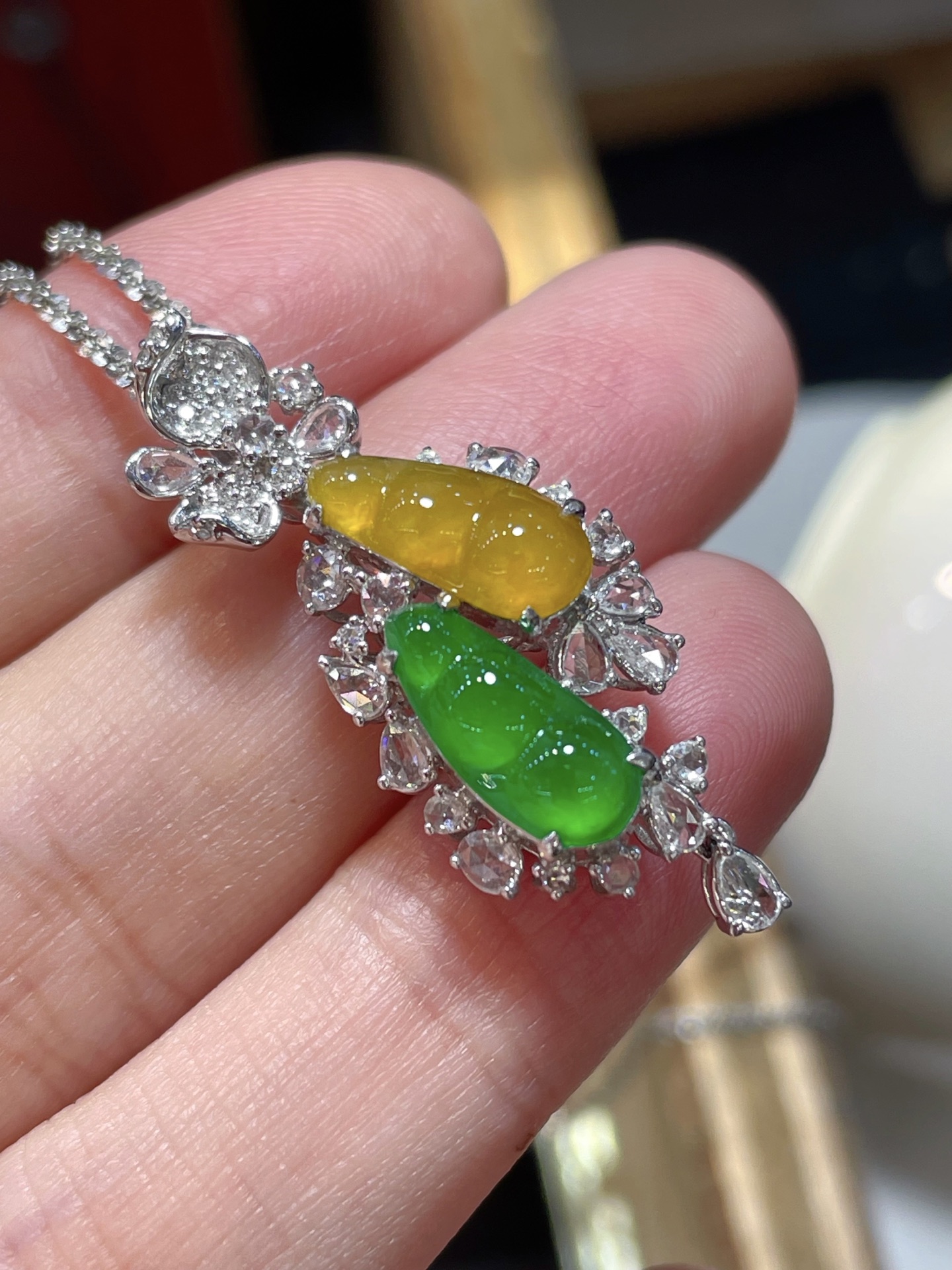 ️翡翠阳绿福豆吊坠，光感强烈，冰种阳绿色，满绿，料子水润通透，种老起光。18k镶，佩戴效果佳，12.2-5.4-2.2