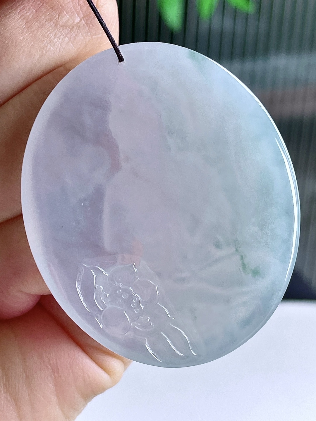 裸石冰飘花大势至菩萨持莲观音牌吊坠，说明缅料无裂性比高，尺寸49.8-42.2-5.2，重量23.5克