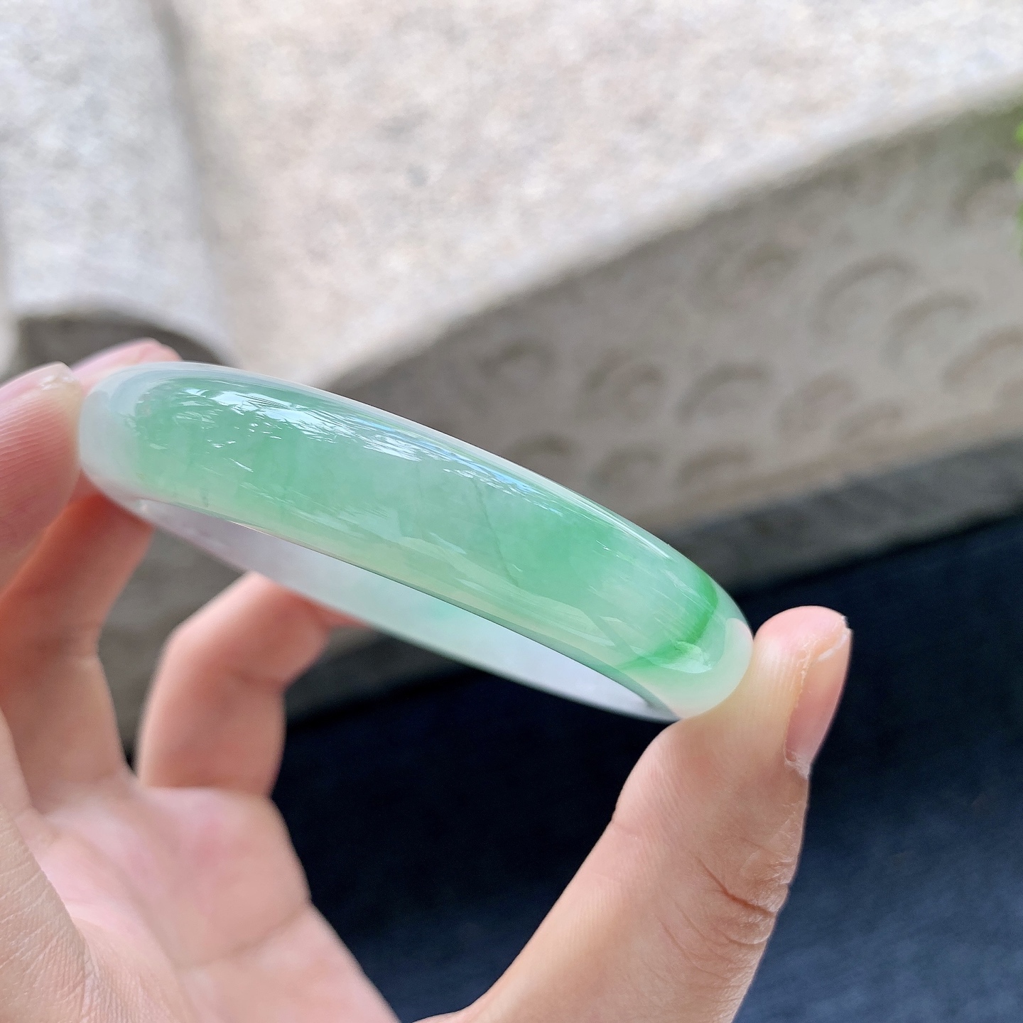 正圈52 53，圈口53/12/8.8，编码G9090221，冰糯飘绿，水润，种老，细腻，有纹线