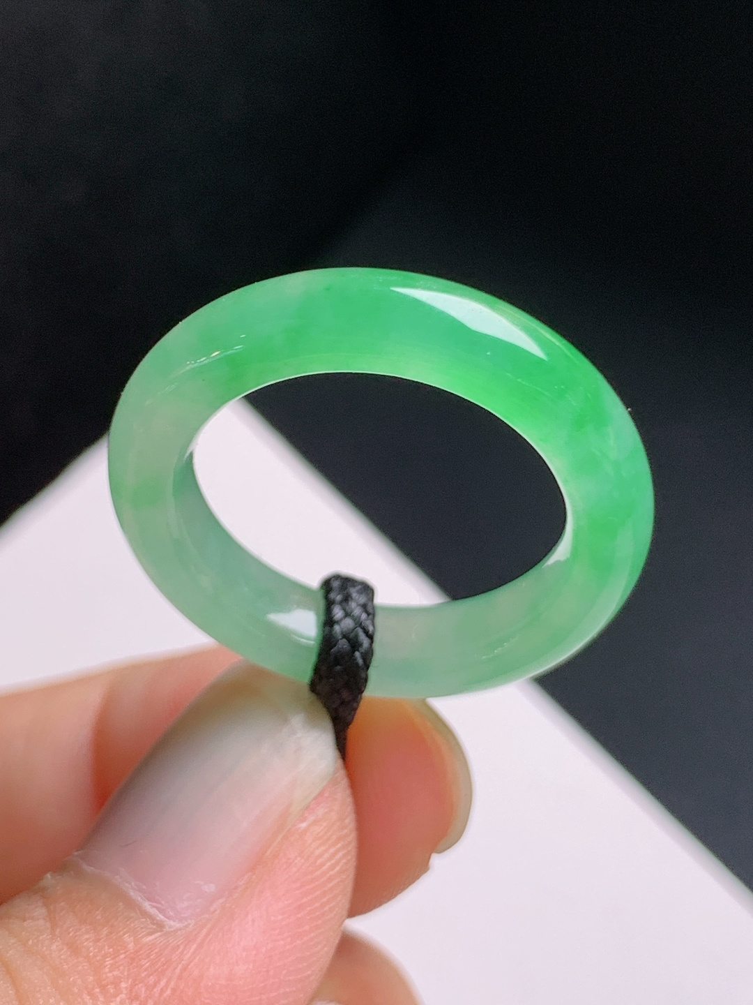 冰种绿指环，色泽鲜亮，玉质细腻，贵气显肤