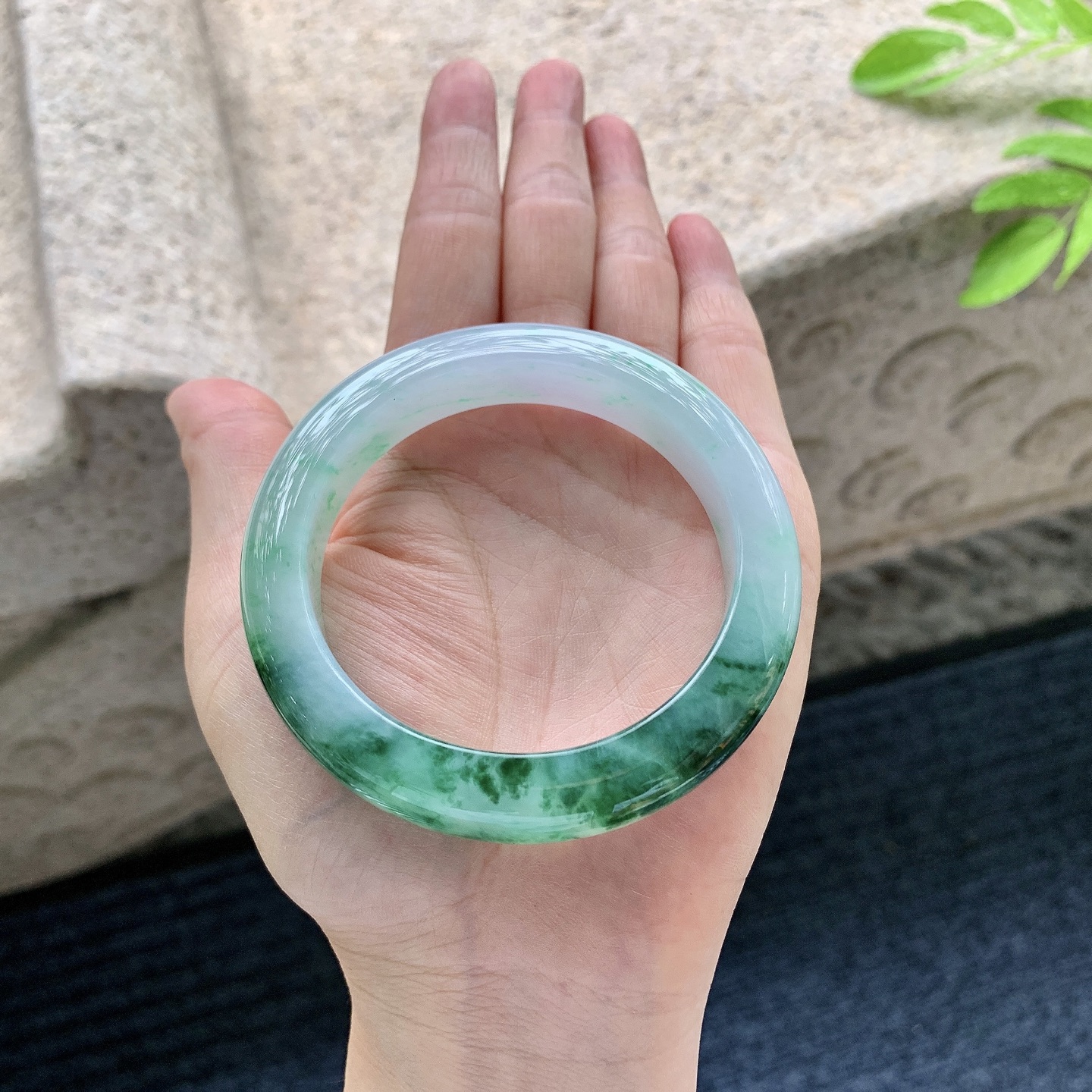 正圈54 55，圈口55/12.2/9.3，编码BA090277，描述冰糯飘辣绿，水润，种老，细腻，有棉絮