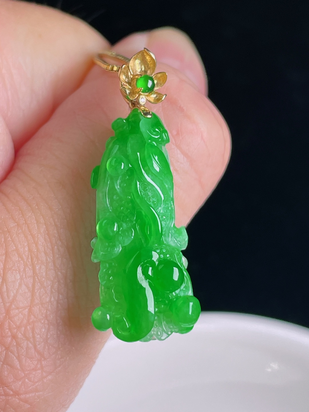 辣绿百财白菜，18k镶嵌，老种起光，细底通透，尺寸：33.5裸石27.3/12.8/7.3mm0901