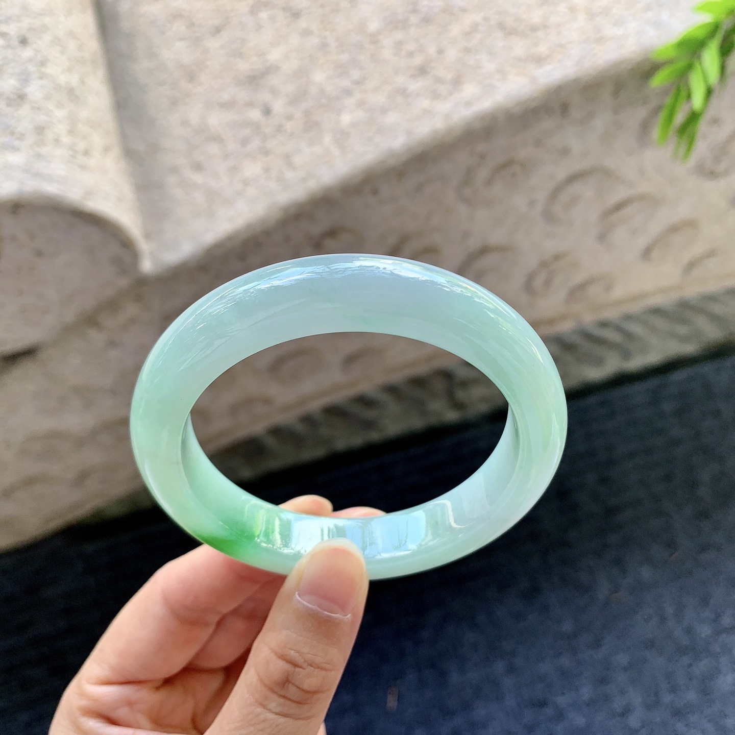 正圈55 56，圈口56.9/12/8.9，编码GL090246，描述细糯飘绿，水润，种老，细腻，无裂。