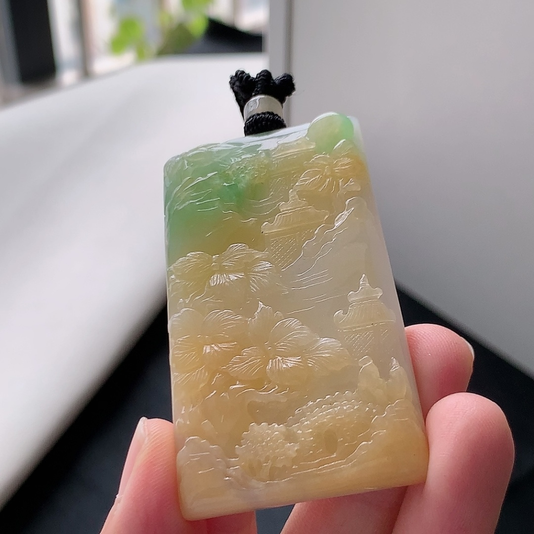 三彩山水牌挂件 种老水润，底子细腻，佩戴简单大方，货号109831，55.7-32.4-6.3