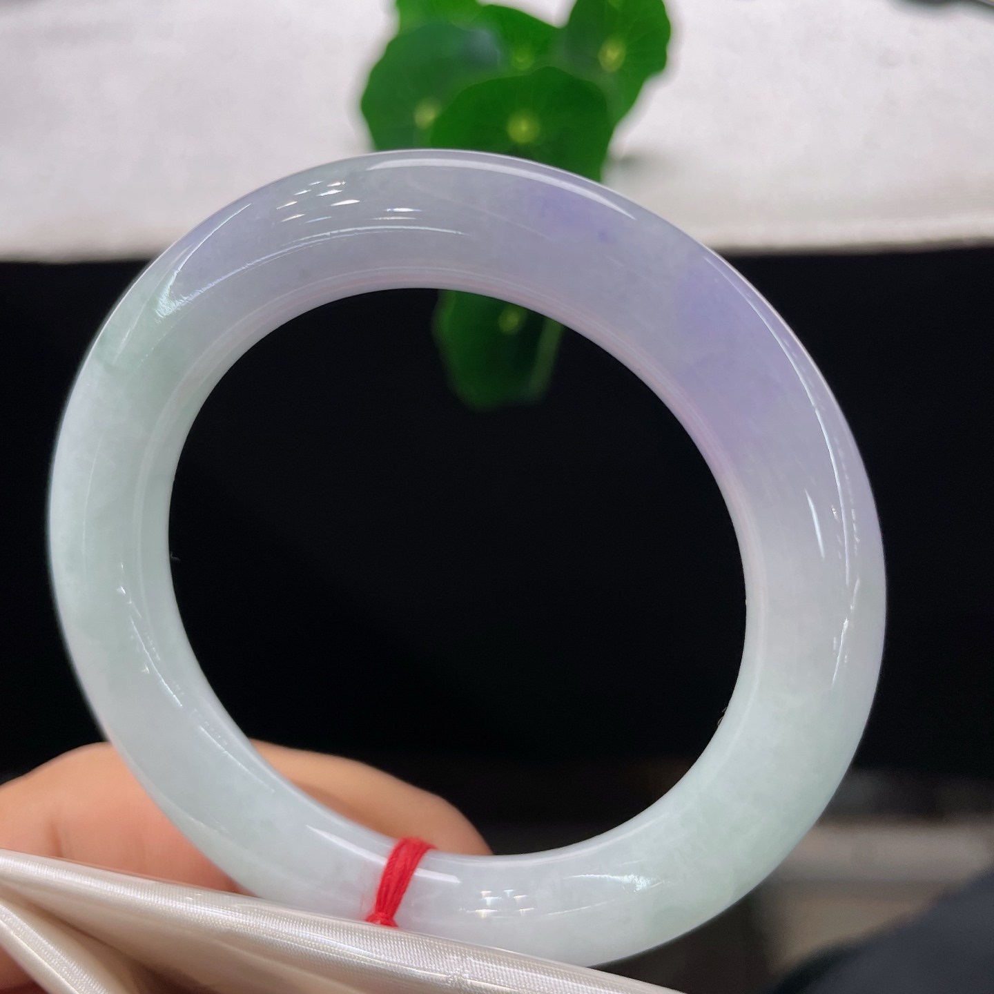 翡翠手镯 圈口53.2/10.2/，春彩圆条，53/54可戴，翠染玉身，紫落环间，一镯揽风月，无裂