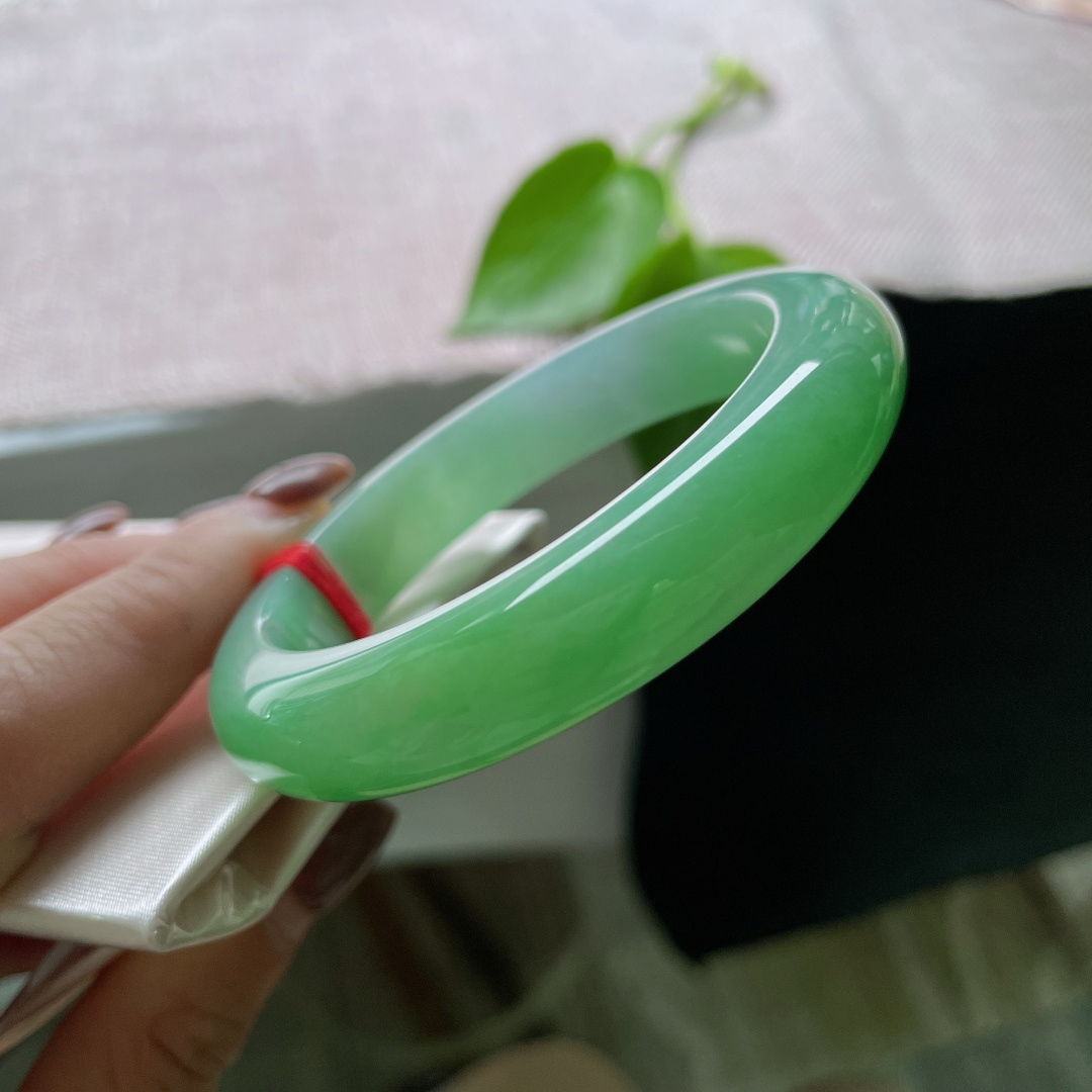 绿底正圈，水润细腻，婉间一抹绿，沉静而有力量，贵气，有点沙眼，无裂，ss56654a