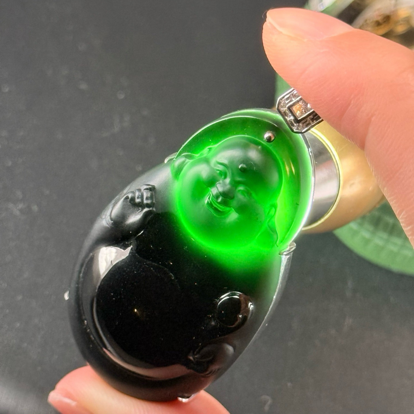 18k墨翠大肚佛 种好色正 黑度极好 打灯通透 油性十足