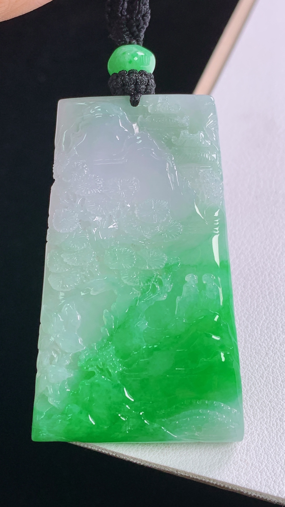 阳绿山水牌，色泽明艳，底子细腻，无裂，尺寸:56.1-34.4-6.8mm，30