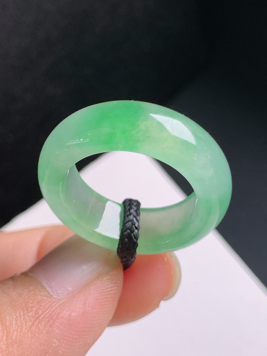 冰种绿指环，飘花灵动，冰透起光，意境悠然，佩戴雅致