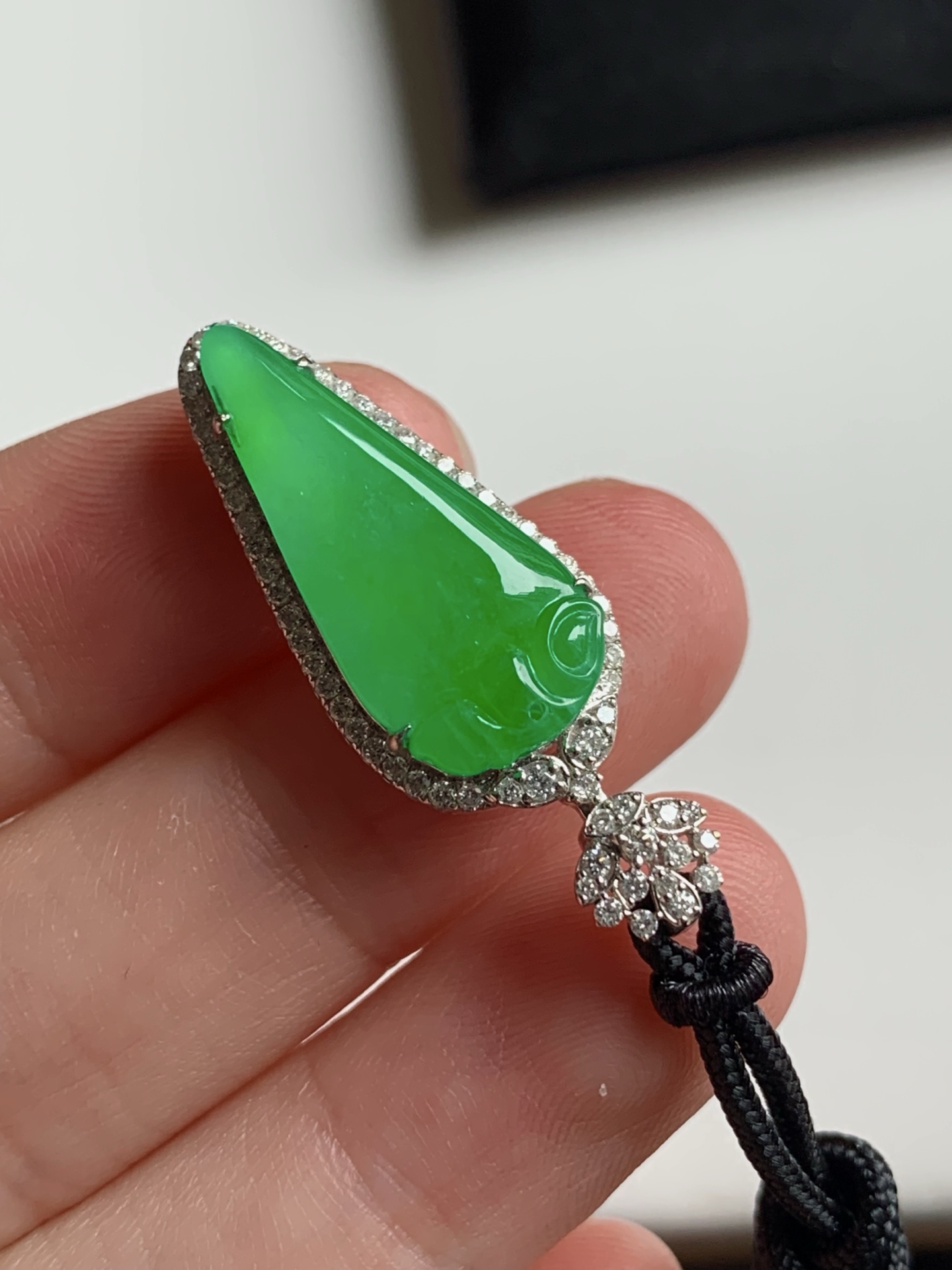 ️【18k金镶嵌福瓜吊坠】种老细腻，色阳浓郁起胶尺寸：成品：31*11.7*6.8，裸石：21.2*9.6,b1491