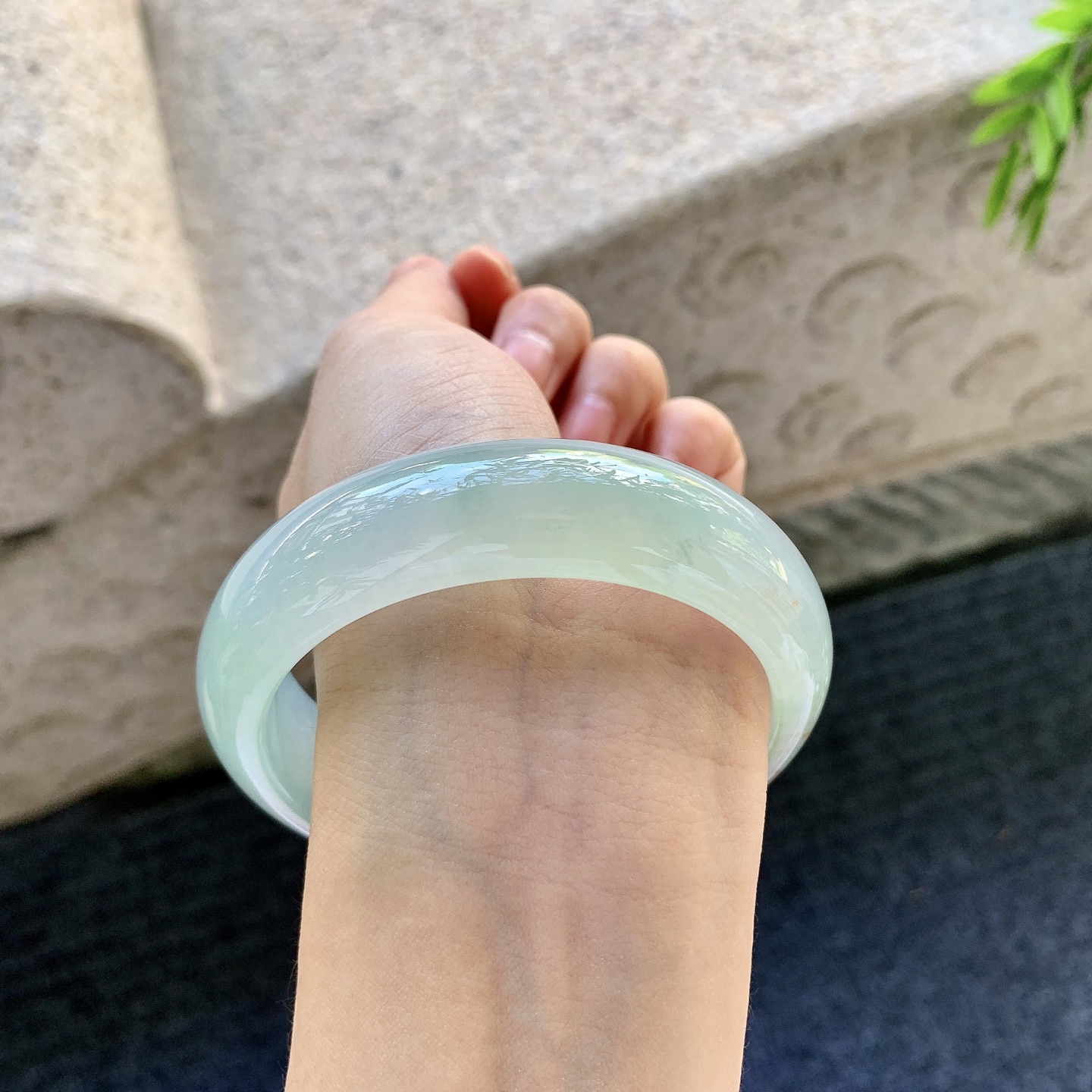 正圈59 60，冰糯飘黄翡，宽版，清透，水润，种老，细腻，有絮线