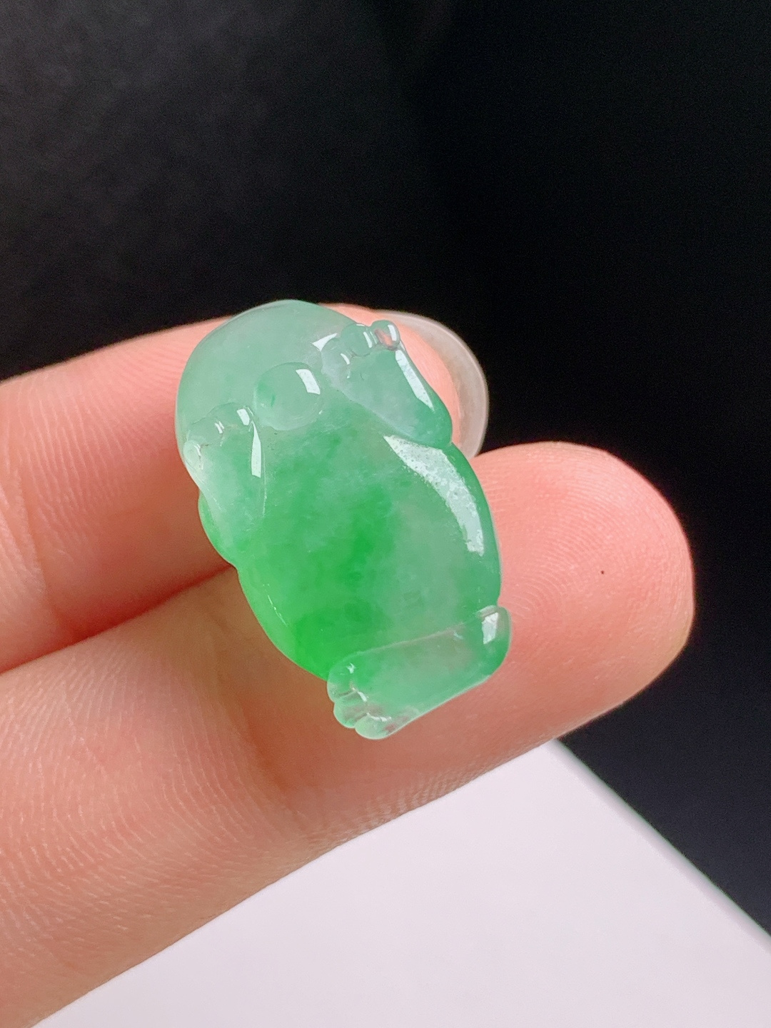 冰飘绿金蟾，翠色鲜亮，雕工精致，招财纳福
