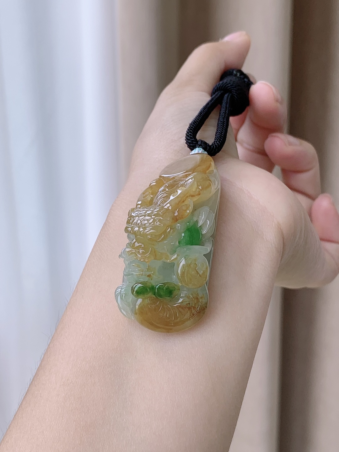 冰黄加绿大龙牌飘阳绿花大龙牌吊坠，缅料，性比高，无裂，鸡油黄，飘花，超厚，53.8-23.2-19.