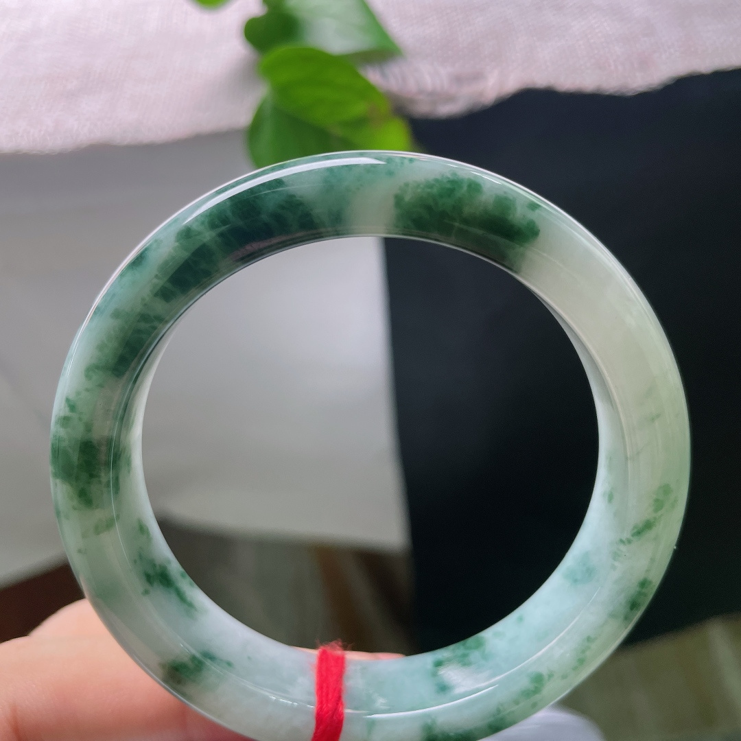 飘花正圈，无裂，墨翠飘花漫绕镯身，腕间藏一卷水墨山林，清逸悠远。ss56278a