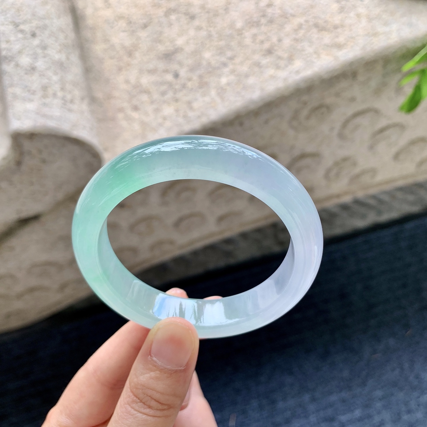 正圈53 54,圈口54.8/13/8.4,编码A3090235,描述冰种飘绿，清透，水润，种老，细腻，打灯有棉线