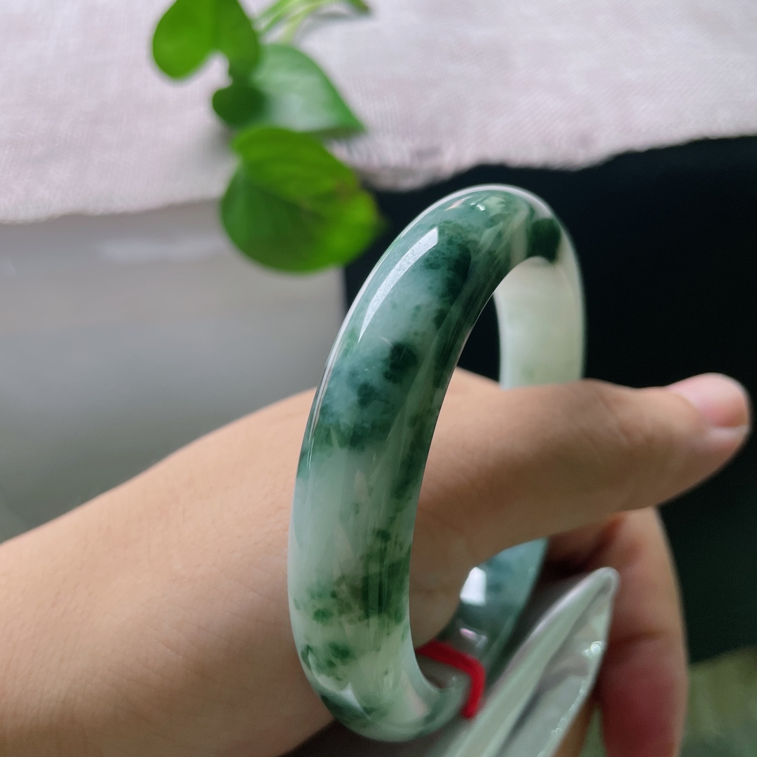 飘花正圈，无裂，墨翠飘花漫绕镯身，腕间藏一卷水墨山林，清逸悠远。ss56278a