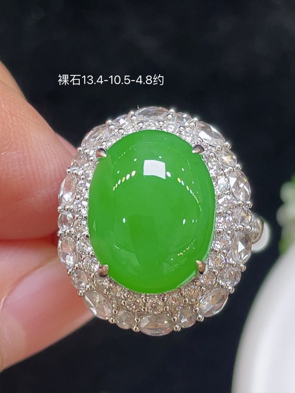 【高冰正阳绿，戒指】大件饱满，通透水润，玉质细腻，翠色鲜艳，18k金奢华钻石镶嵌️，13.4-10