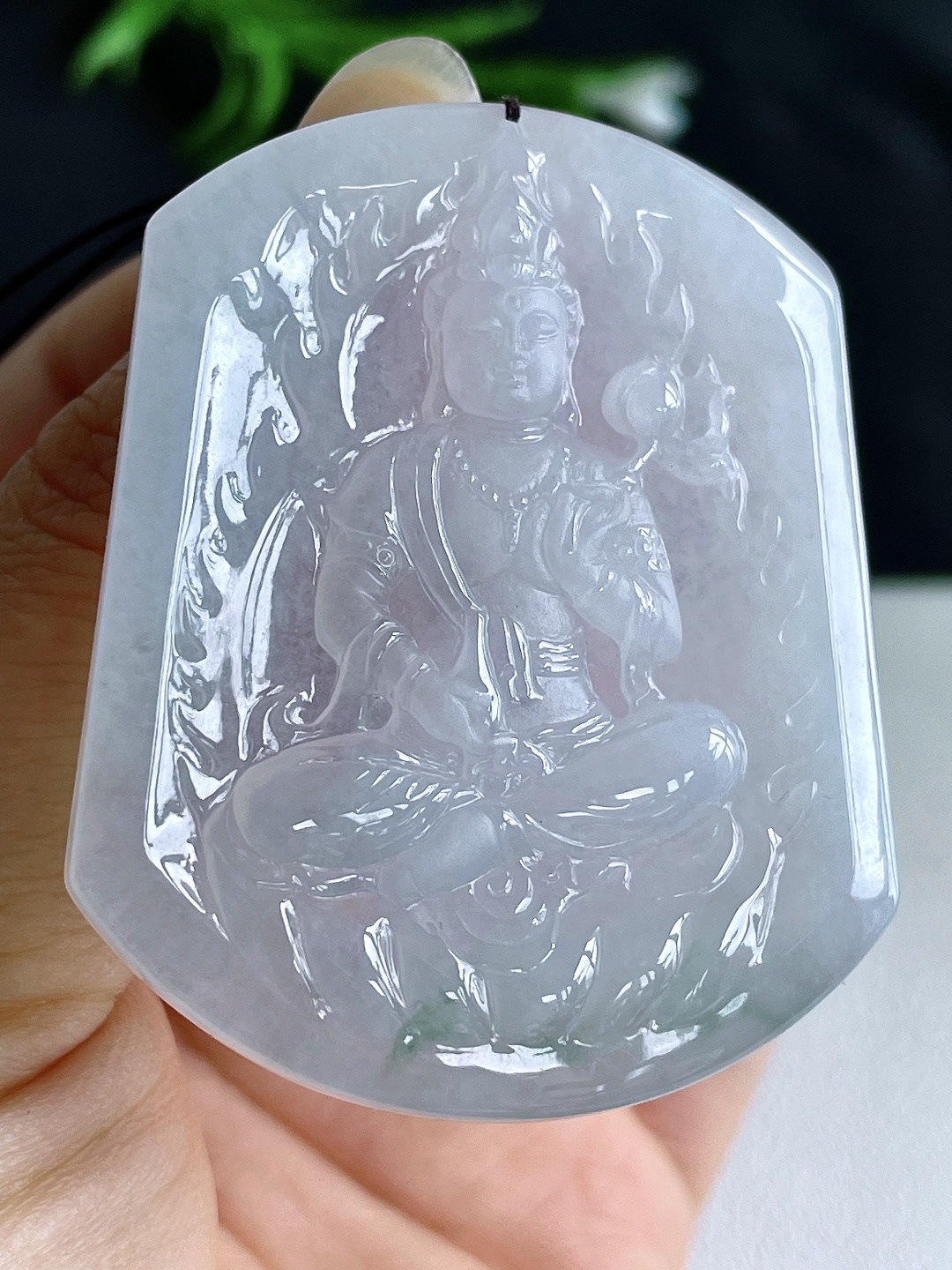 糯冰飘花大势至菩萨持莲观音牌吊坠，无裂，性比高，尺寸52.6-42-5.6，重量25.7克