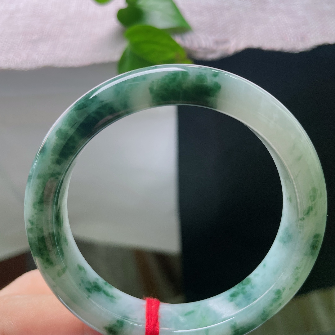 飘花正圈，无裂，墨翠飘花漫绕镯身，腕间藏一卷水墨山林，清逸悠远。ss56278a