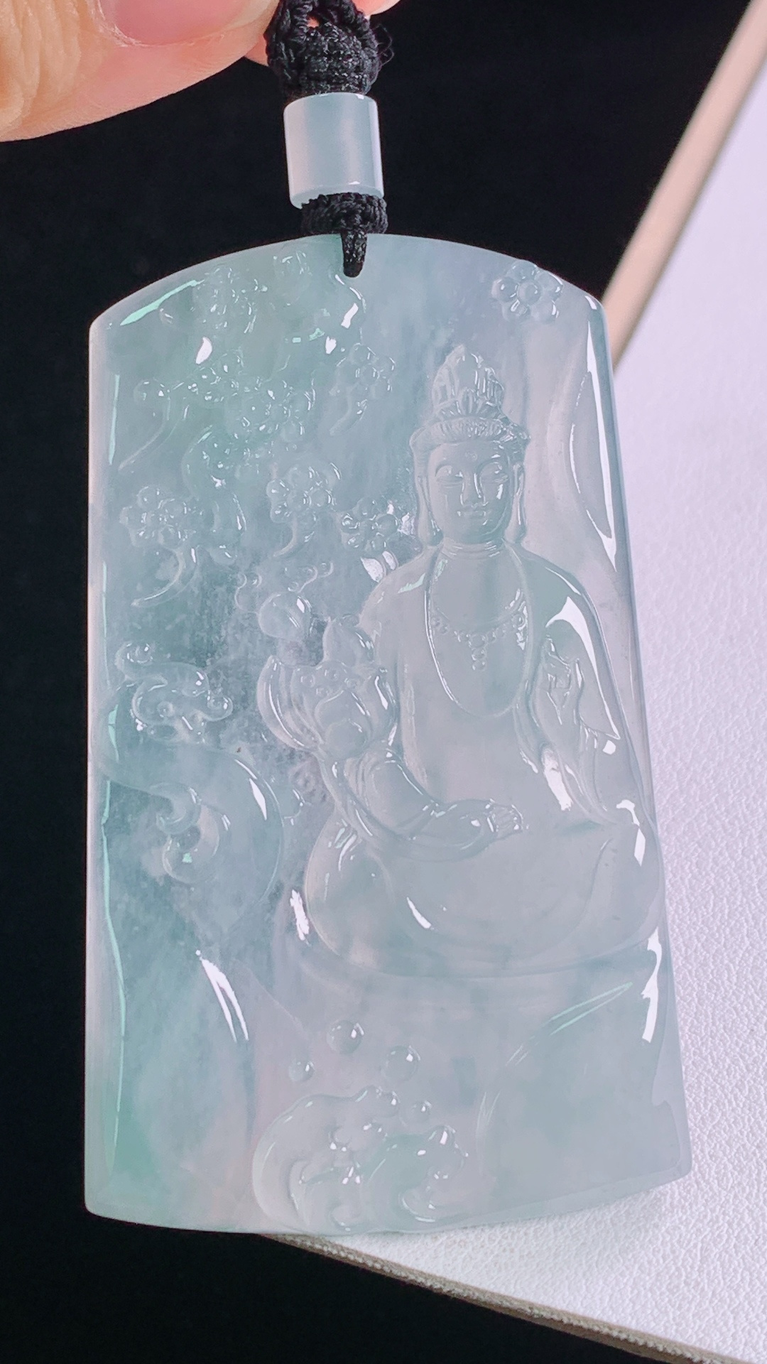高冰大势至菩萨，种水，清透起光，无裂，尺寸:66.9-40.7-5.2mm
