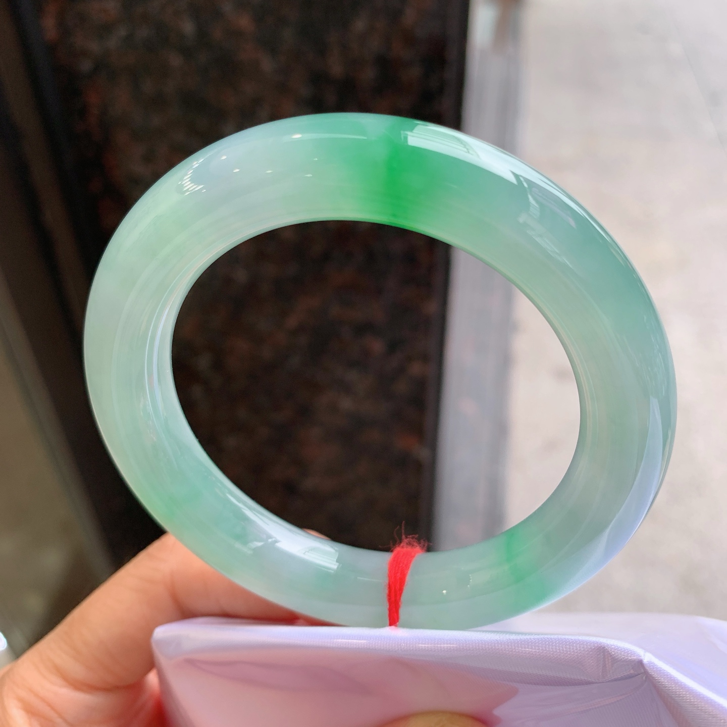 圆条冰飘绿，有一颗黑点，尺寸：57.3/12，冰润