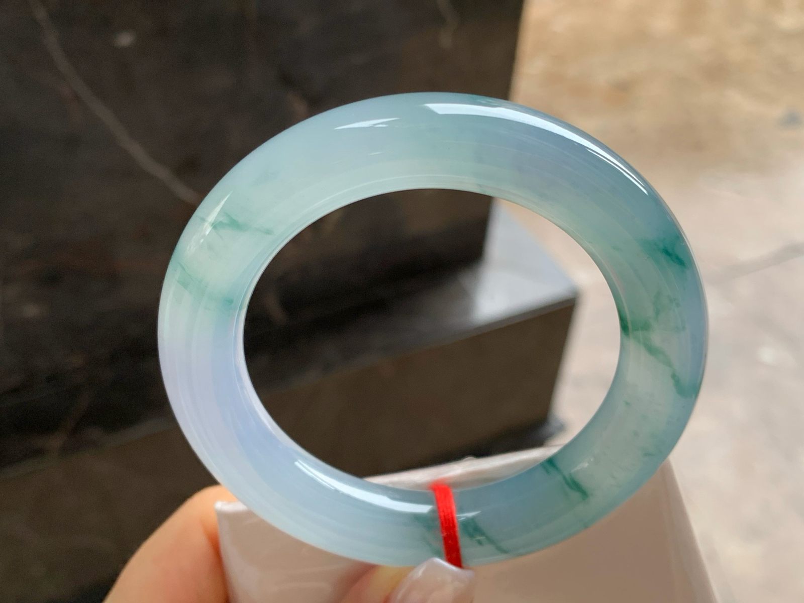 56-12.8
冰种飘花圆条手镯^_^