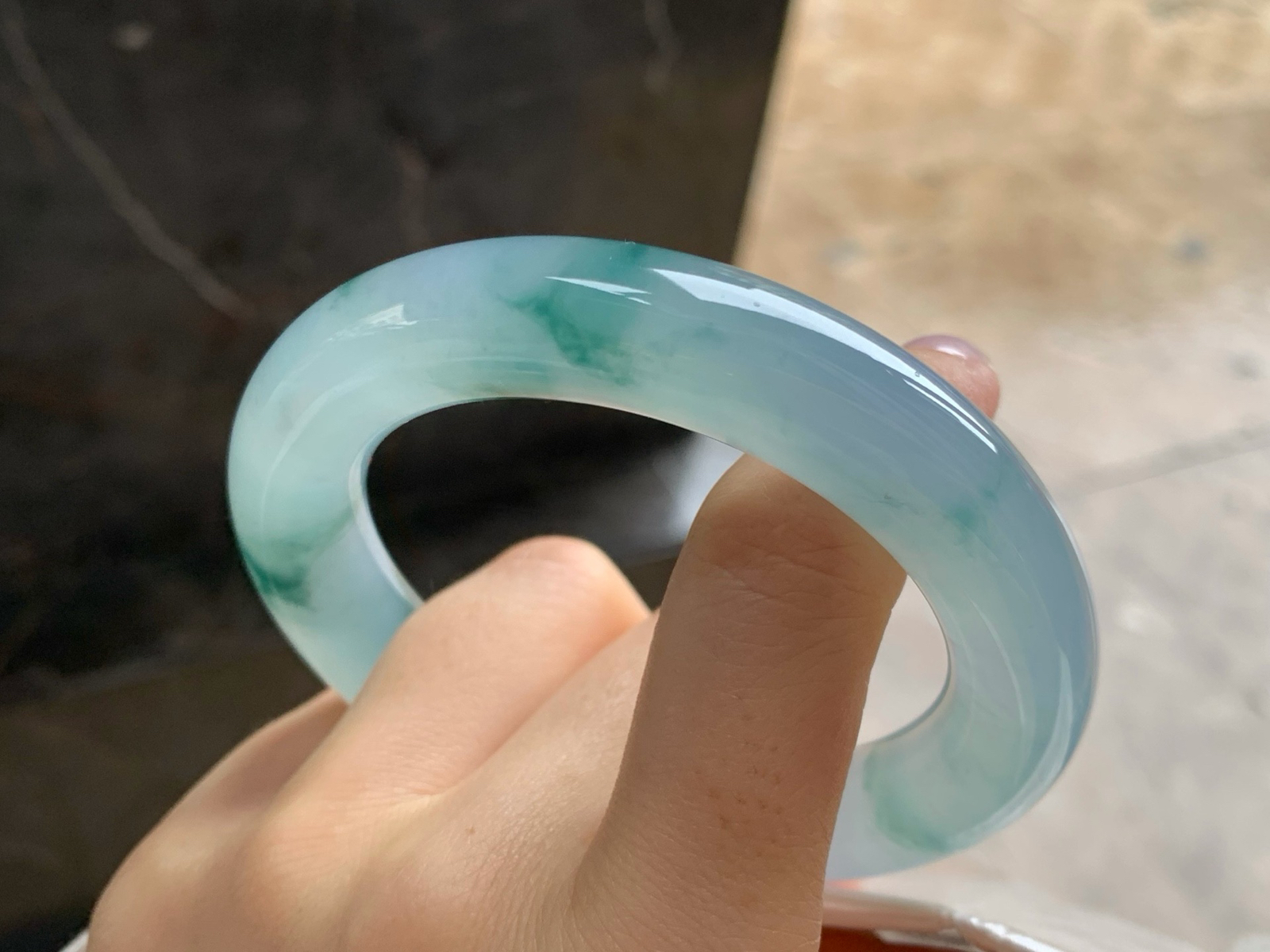 56-12.8
冰种飘花圆条手镯^_^