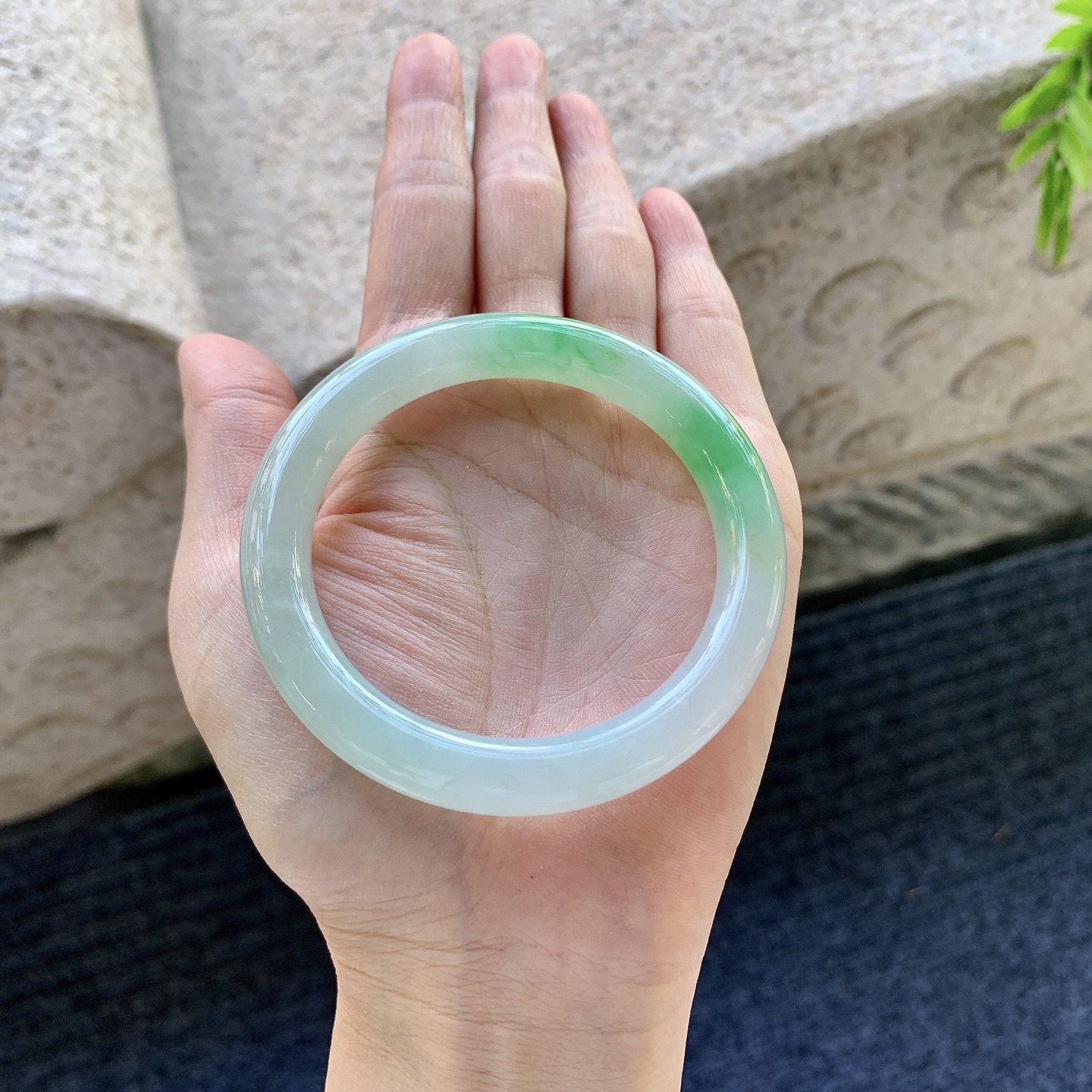 圆条52 53，细糯飘绿，水润，种老，细腻，有纹线
