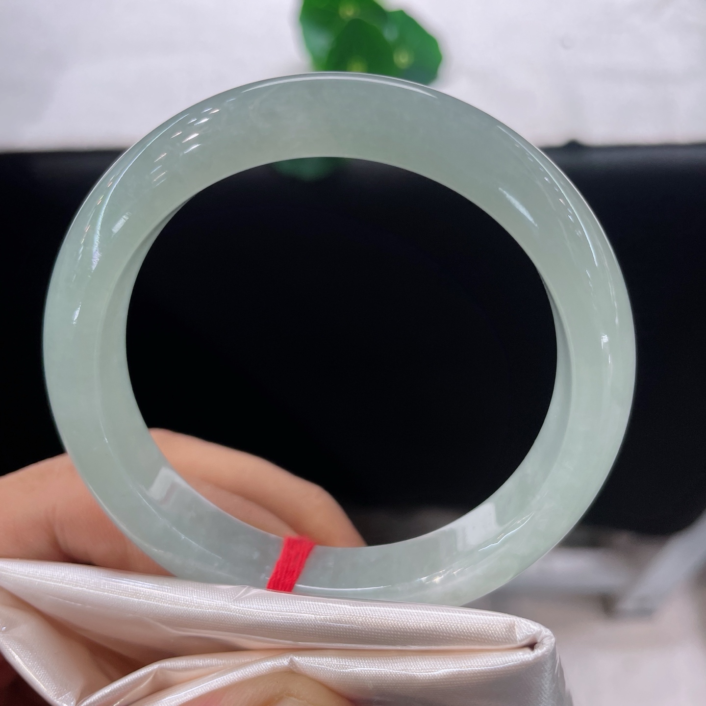 圈口56.8/11.2/8.3，晴底正圈，56/57可戴，清润浅绿似山间晨雾，种质细腻澄澈通透，无裂
