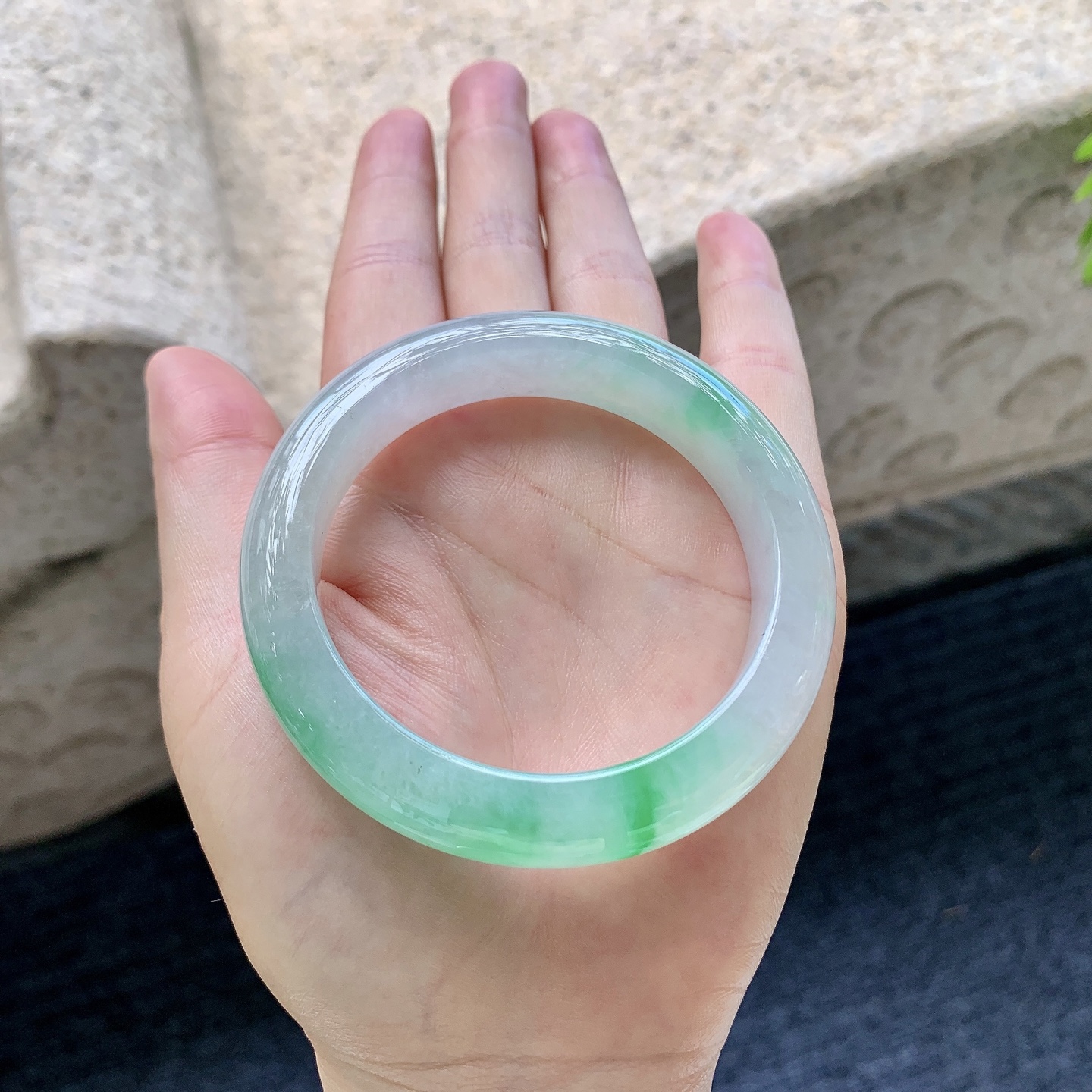 正圈52 53，圈口53/12/8.8，编码G9090221，冰糯飘绿，水润，种老，细腻，有纹线