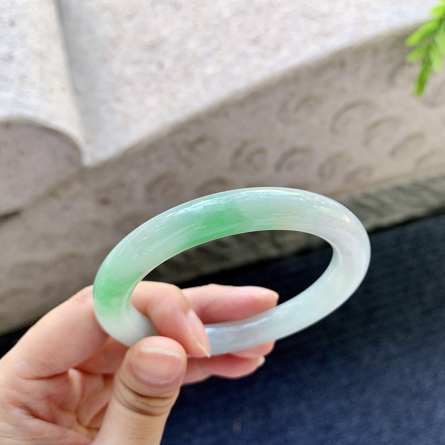 圆条52 53，细糯飘绿，水润，种老，细腻，有纹线