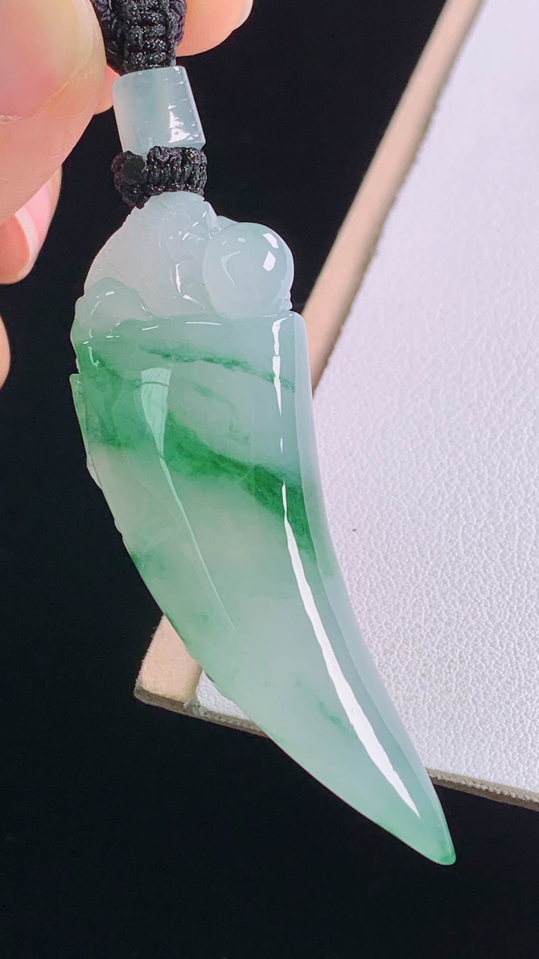 冰飘花绿龙牙，翠色灵动，水润清爽，霸气，无裂，尺寸:56.7-21.3-12.5mm 30
