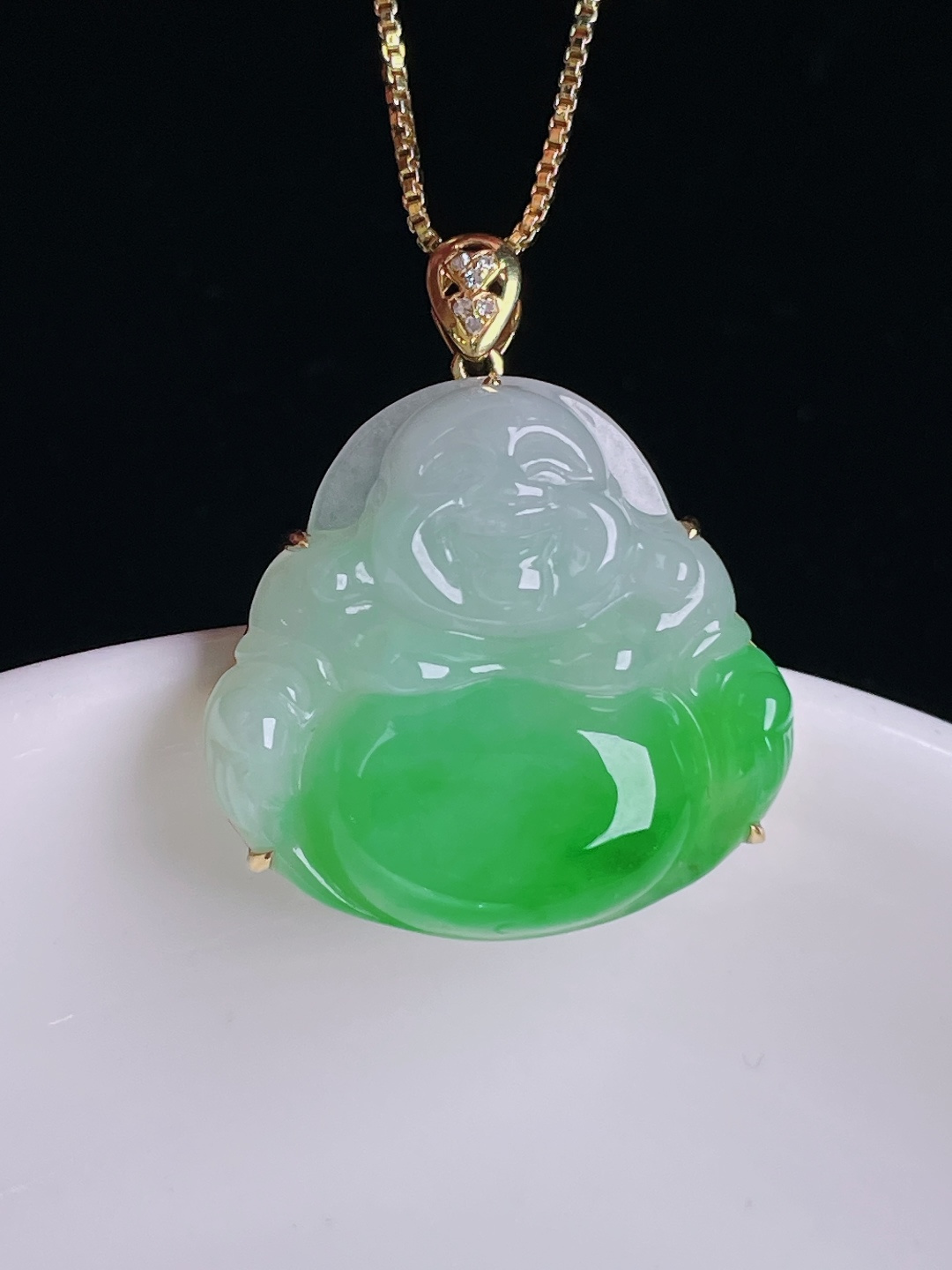 辣绿佛公，18k镶嵌，老种起光，细底通透，尺寸：27裸石21.7/23/6mm0901