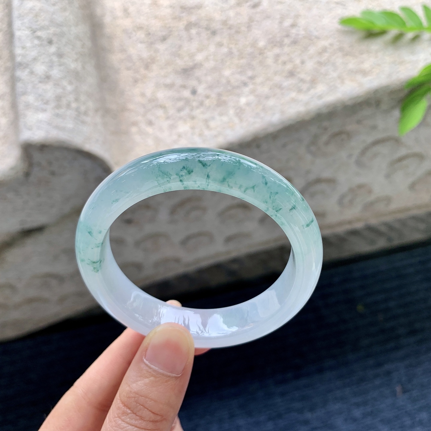 正圈52 53，圈口53.3/12.6/8，编码T1073008，描述：冰糯飘花，水润，种老，细腻，无裂。