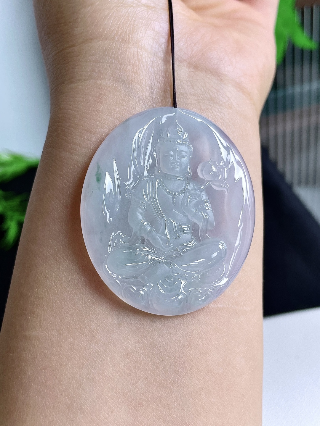 裸石冰飘花大势至菩萨持莲观音牌吊坠，说明缅料无裂性比高，尺寸49.8-42.2-5.2，重量23.5克